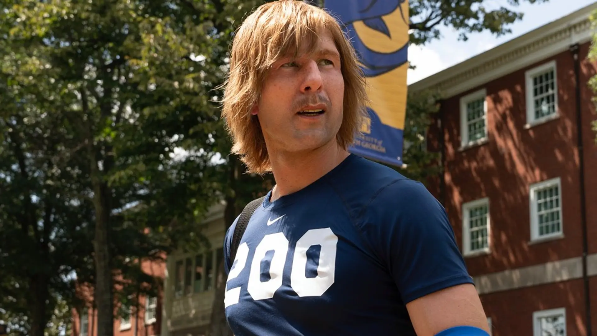 Glen Powell gaat undercover als NFL-ster in de trailer van komedieserie 'Chad Powers'