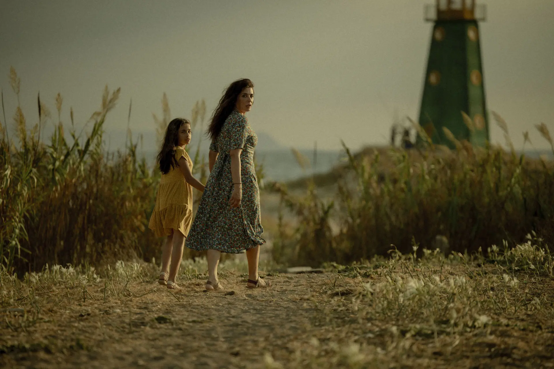 'The Sand Castle' trailer: Nieuwe Netflix-thriller over gezin vast op een onbewoond eiland