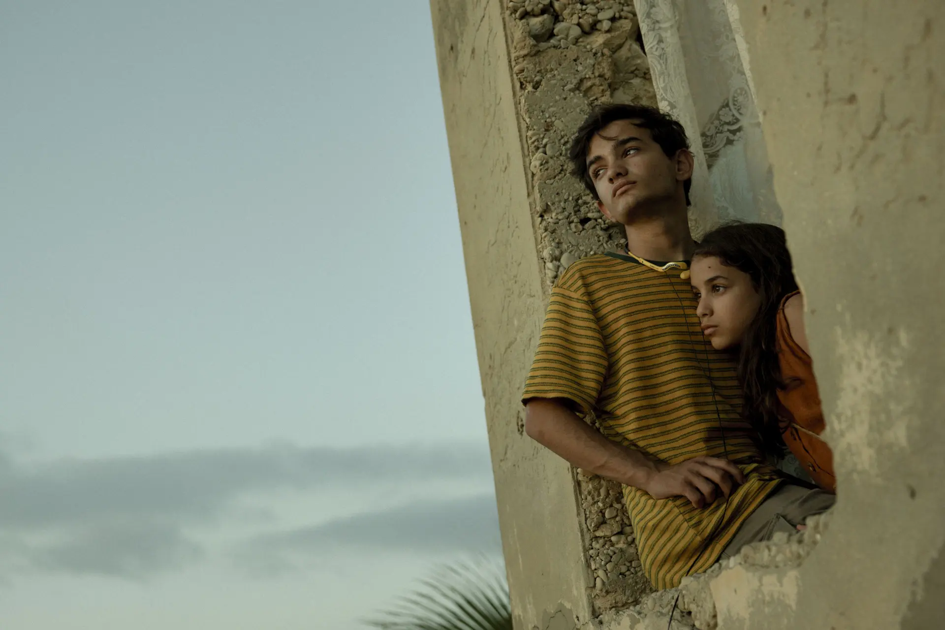Netflix deelt eerste beelden van nieuwe spannende survival-thriller 'The Sand Castle'