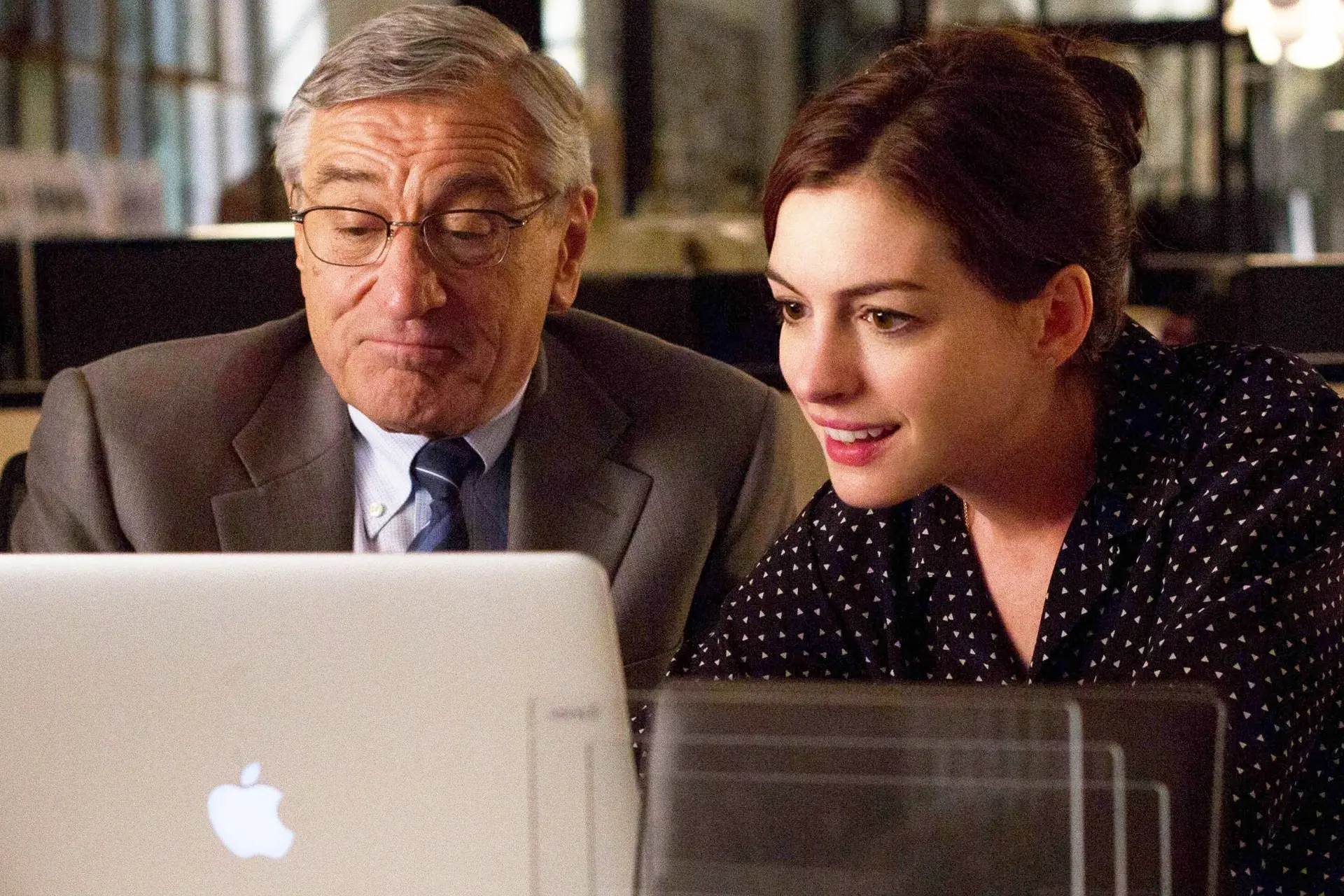 Charmante feelgoodfilm met Robert De Niro en Anne Hathaway vanaf vandaag te zien op Netflix