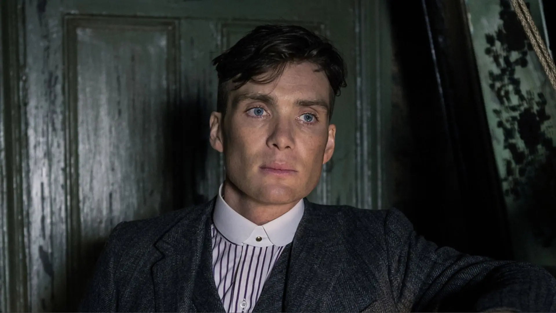 Cillian Murphy te zien op een oude stoomboot tijdens de opnames van Peaky Blinders-film