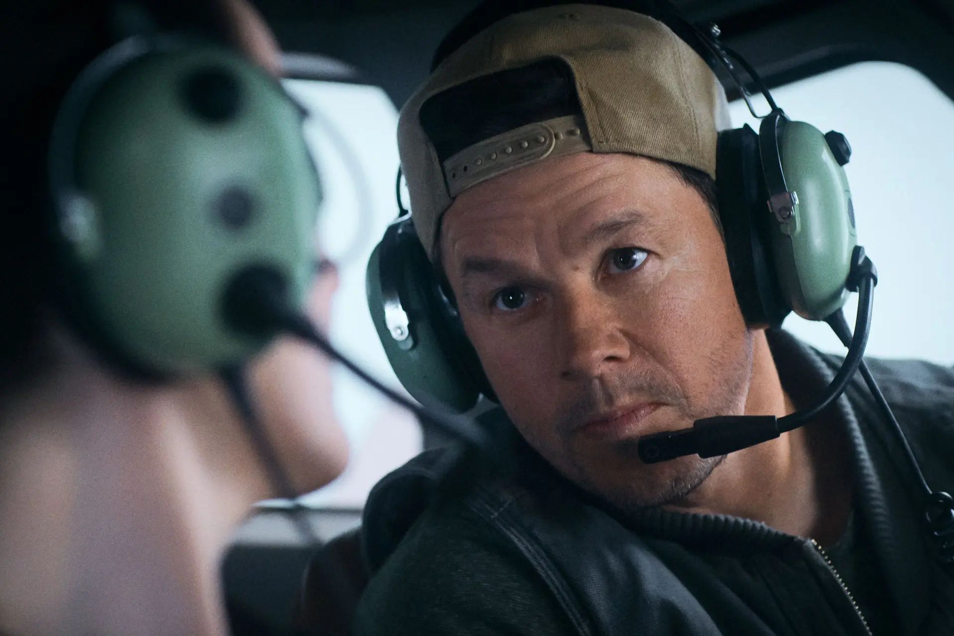 Win unieke merchandise en gratis bioscoopkaartjes voor de nieuwe thriller 'Flight Risk'