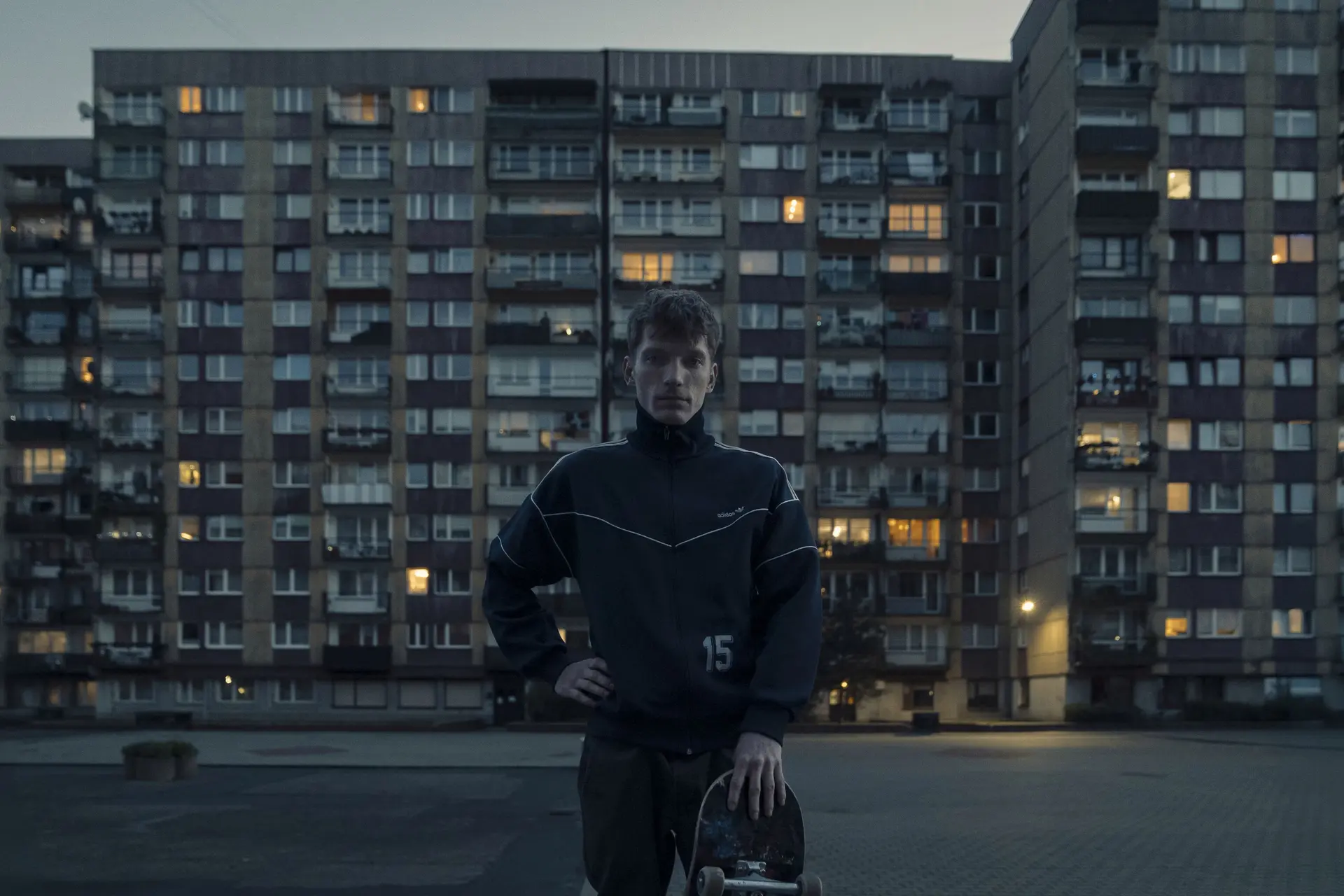 Netflix deelt releasedatum en eerste beelden van keiharde nieuwe dramaserie 'The Hooligan'