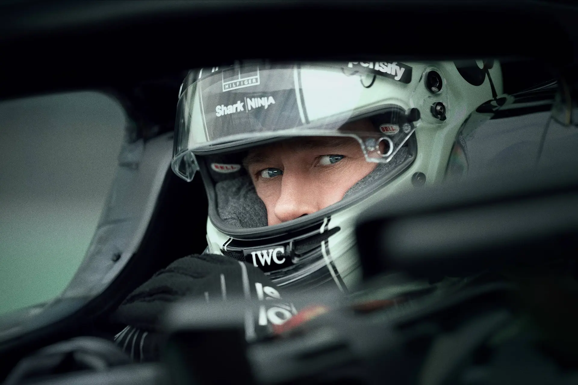 Brad Pitt scheurt over het Formule 1-circuit in de officiële trailer van 'F1'