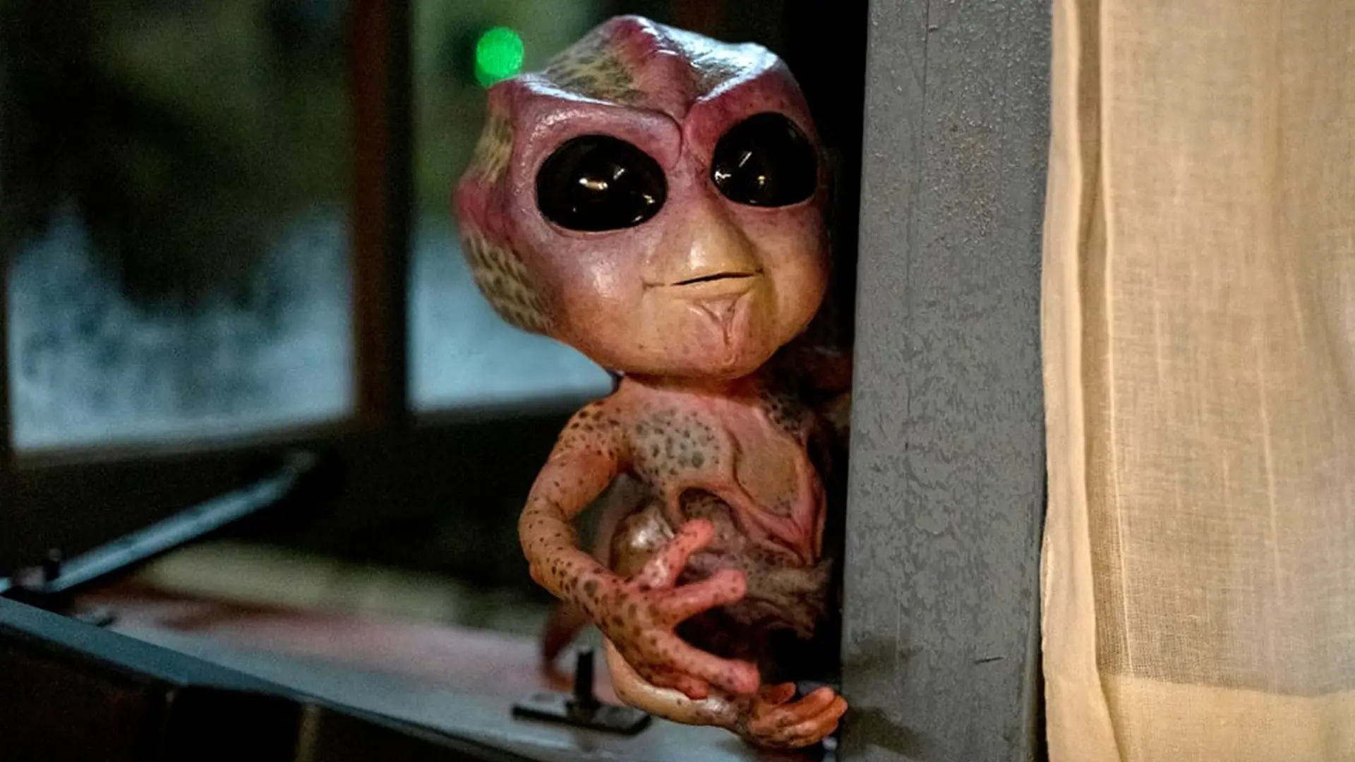 Absurde sci-fi-serie over een gestrande alien krijgt binnenkort een tweede seizoen op Netflix