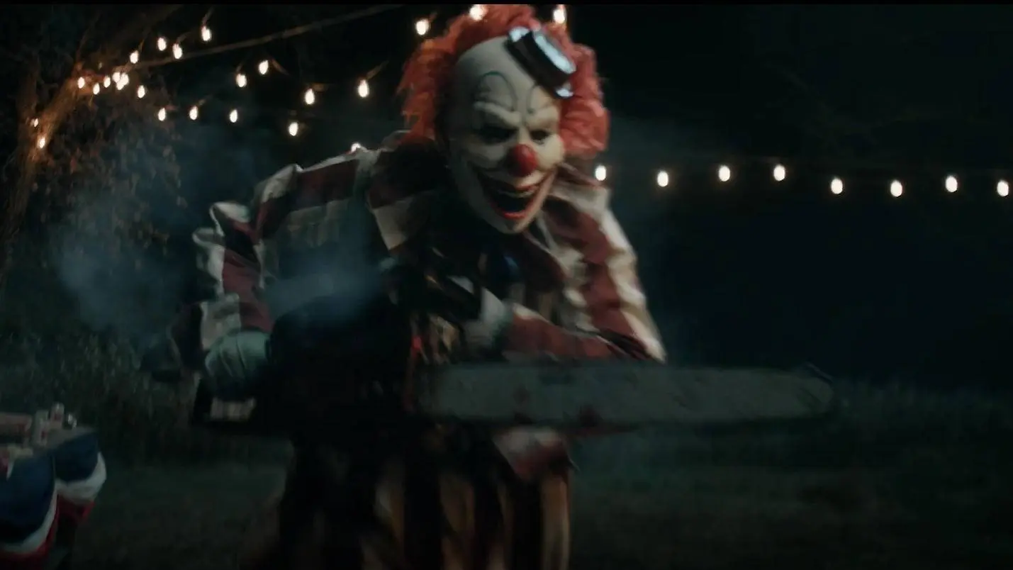 Recensie: 'Clown In A Cornfield' – een klein plaatsje, tieners en een moordende mascotte
