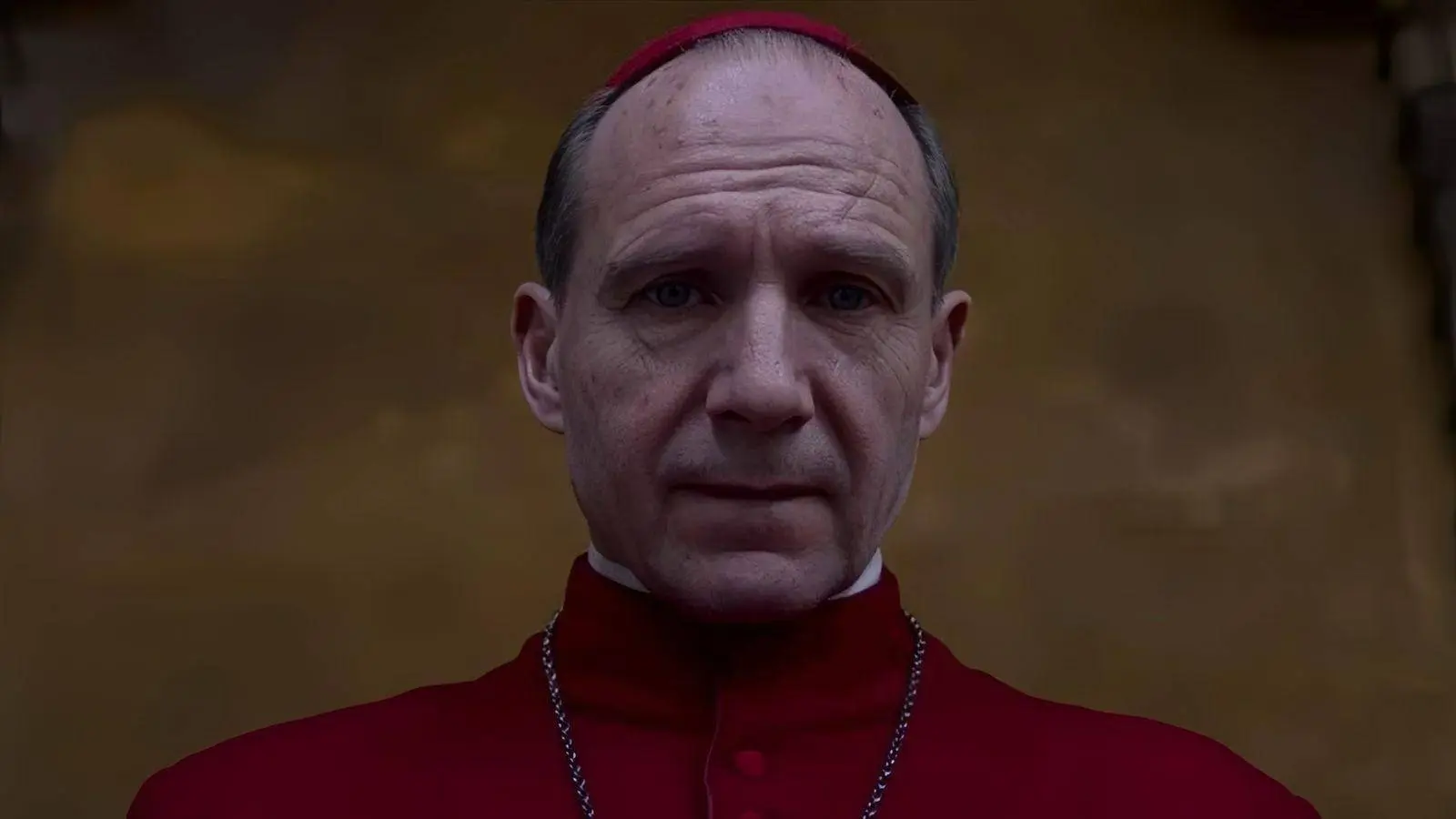 Oscar-bekroonde thriller met Ralph Fiennes en John Lithgow vanaf vandaag te streamen