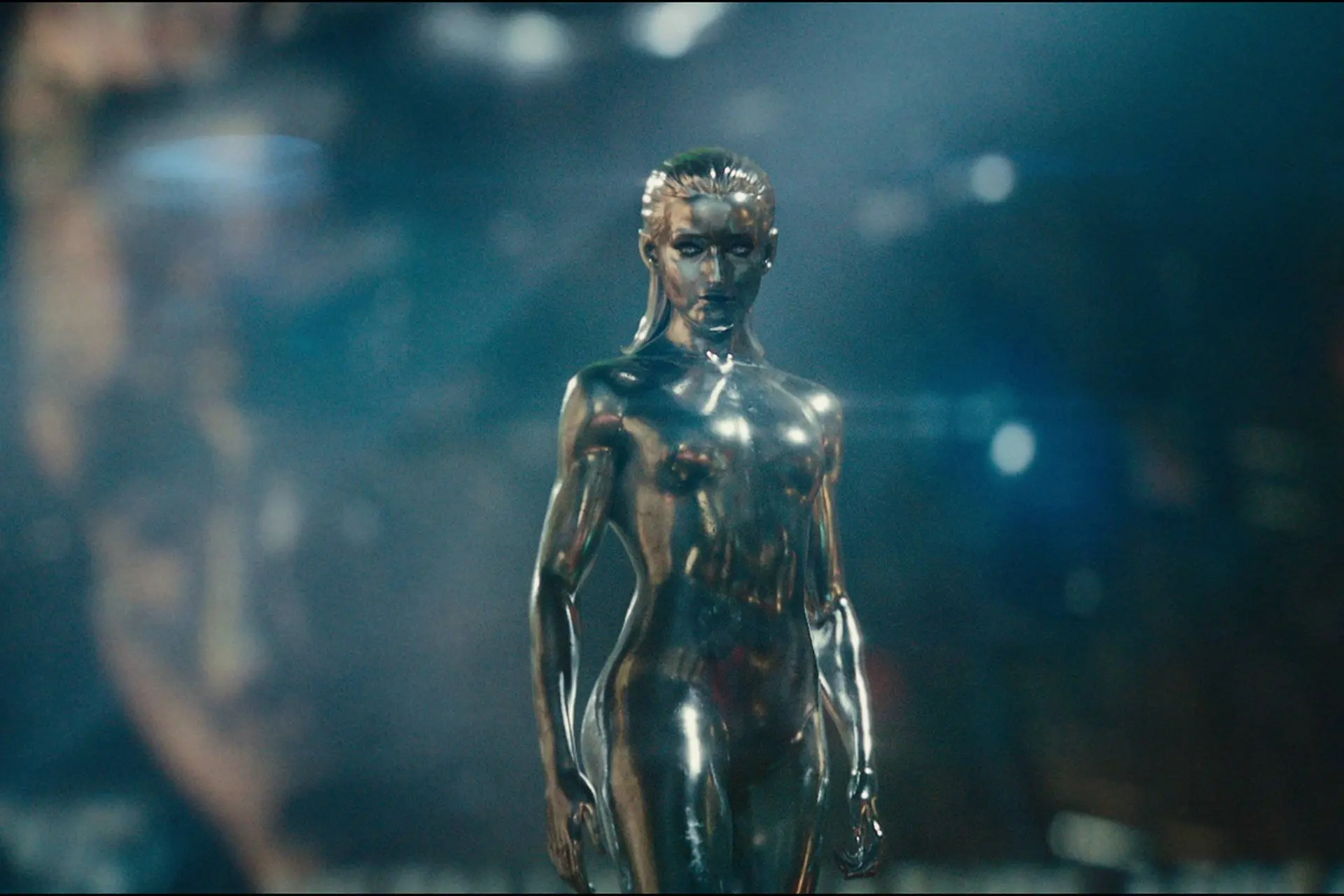 Julia Garner schittert als Silver Surfer in nieuwe 'The Fantastic Four: First Steps' trailer
