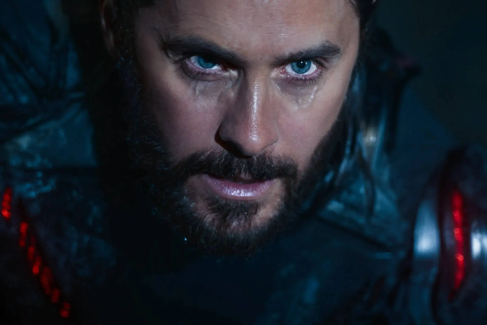 Jared Leto breekt uit de digitale wereld in spectaculaire nieuwe trailer van 'Tron: Ares'