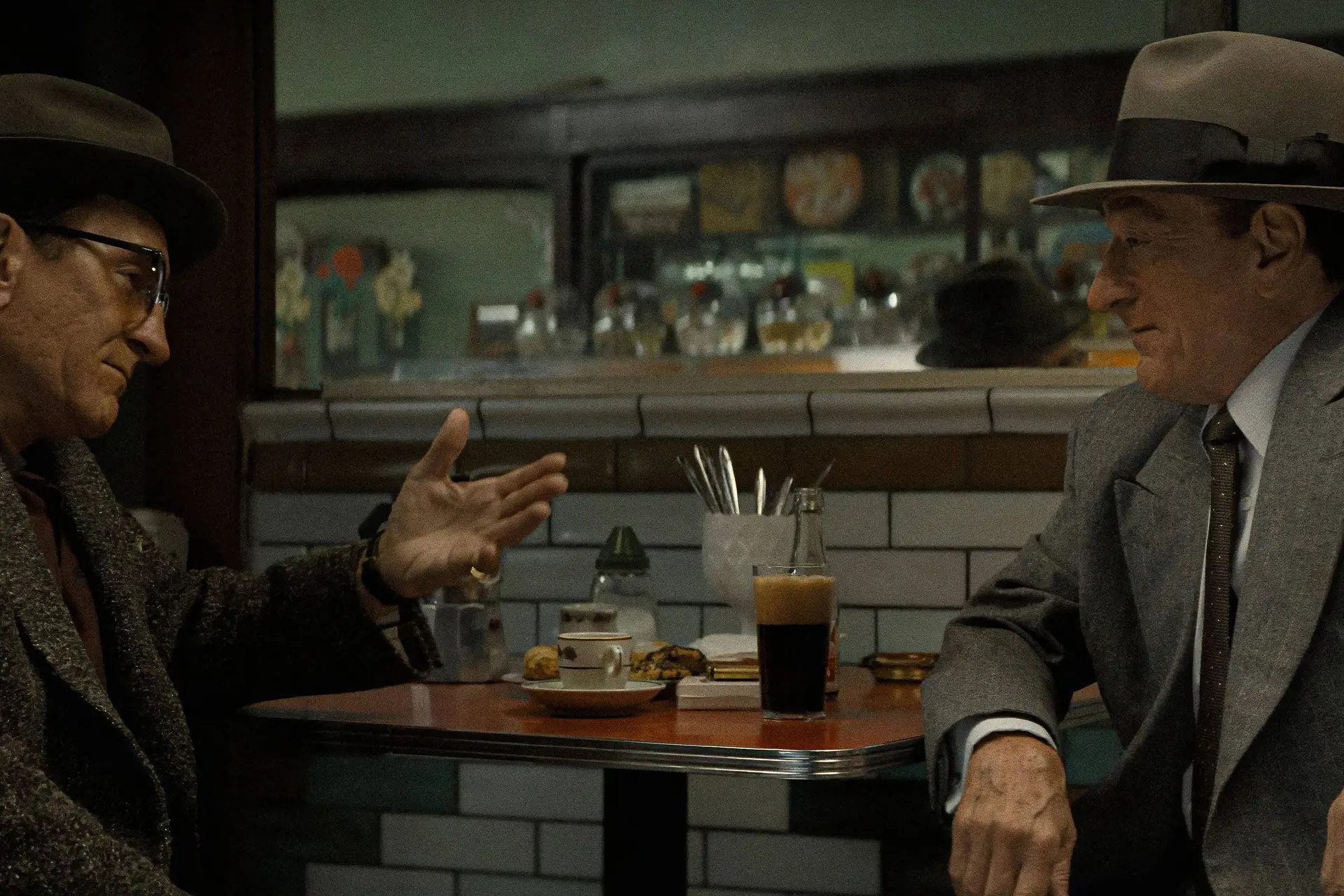 Nieuwe gangsterfilm met Robert De Niro in een dubbelrol vanaf vandaag thuis te zien