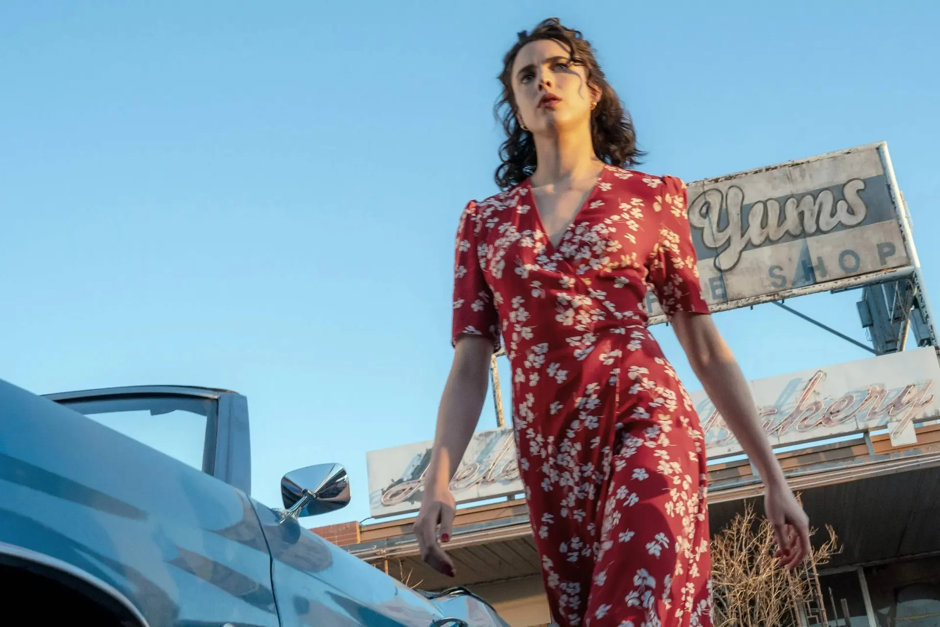 Margaret Qualley is een scherpe privédetective in de officiële trailer van 'Honey Don't'