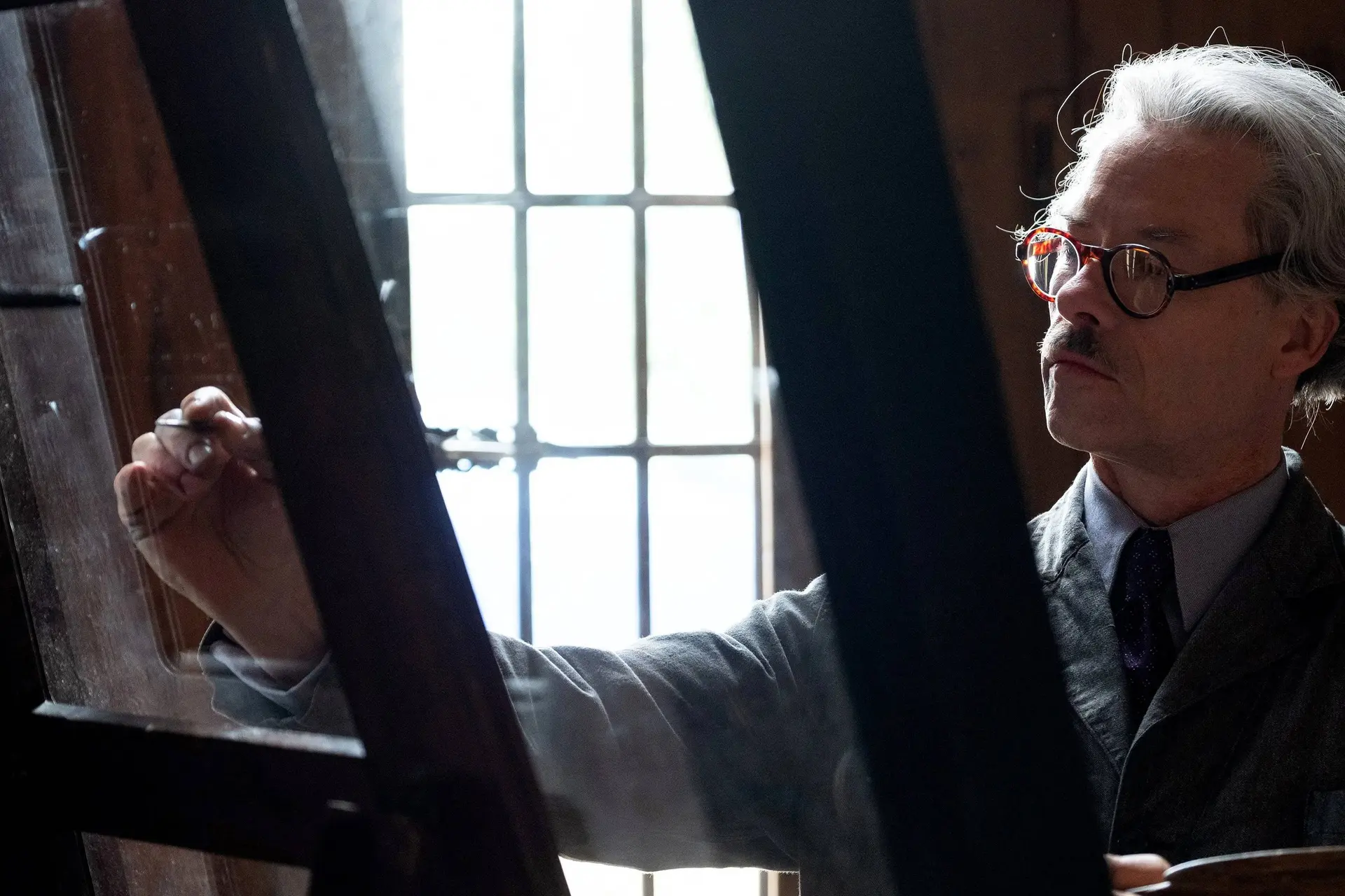 Guy Pearce speelt een Nederlandse kunstvervalser in deze waargebeurde WOII-film op HBO Max