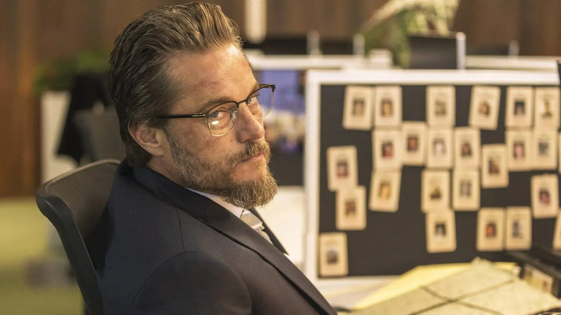 'Vikings'-ster Travis Fimmel verruilt zijn bijl voor een badge in beklemmende cold case-serie