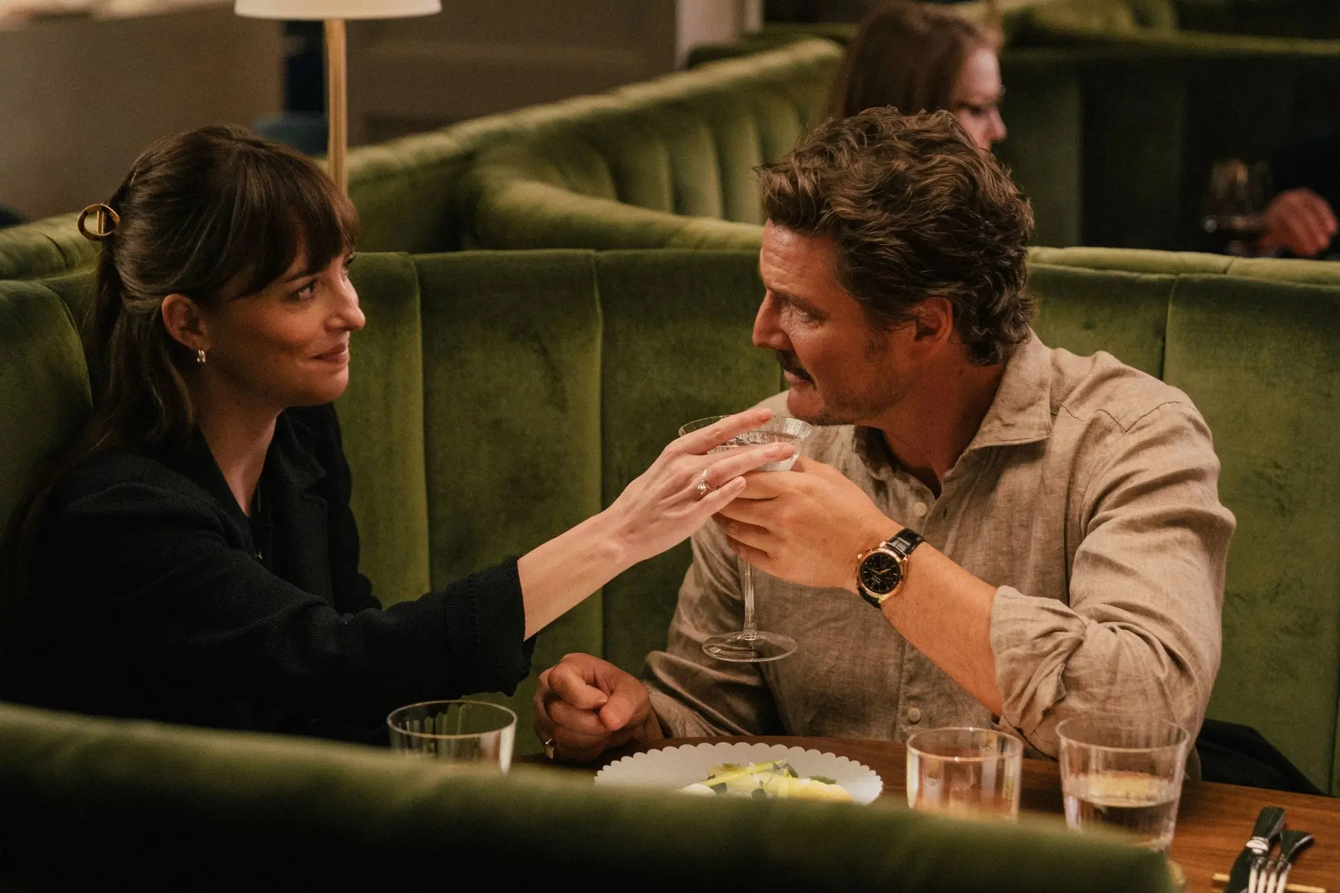 Romantische bioscoopfilm met Pedro Pascal en Dakota Johnson nu te zien op Netflix