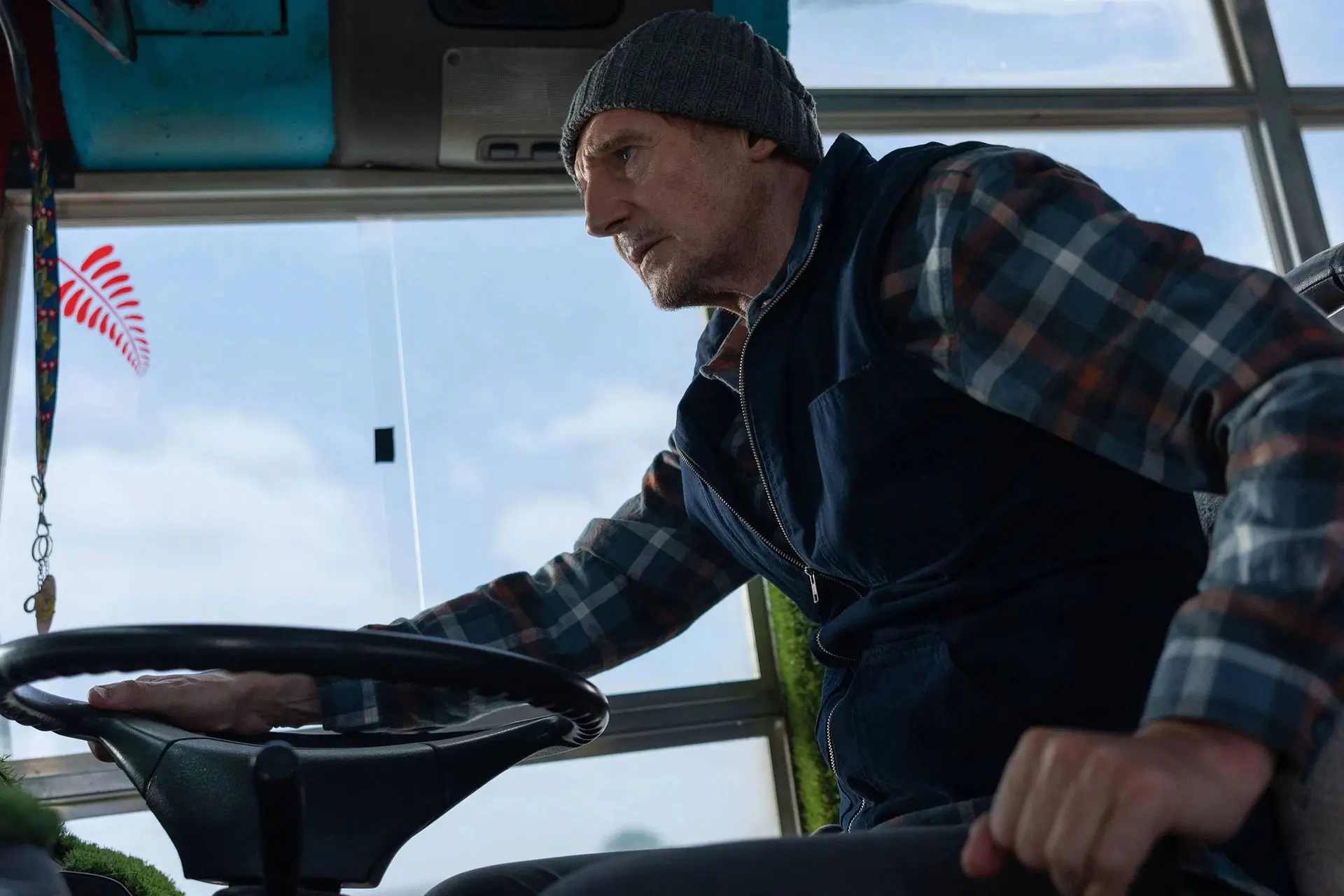Liam Neeson kruipt opnieuw achter het stuur in explosieve trailer van 'Ice Road: Vengeance'