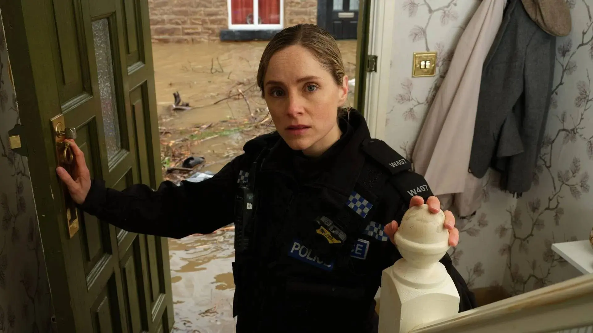 Moord, geheimen én een overstroming: deze Britse misdaadserie is nu te zien via NPO Start