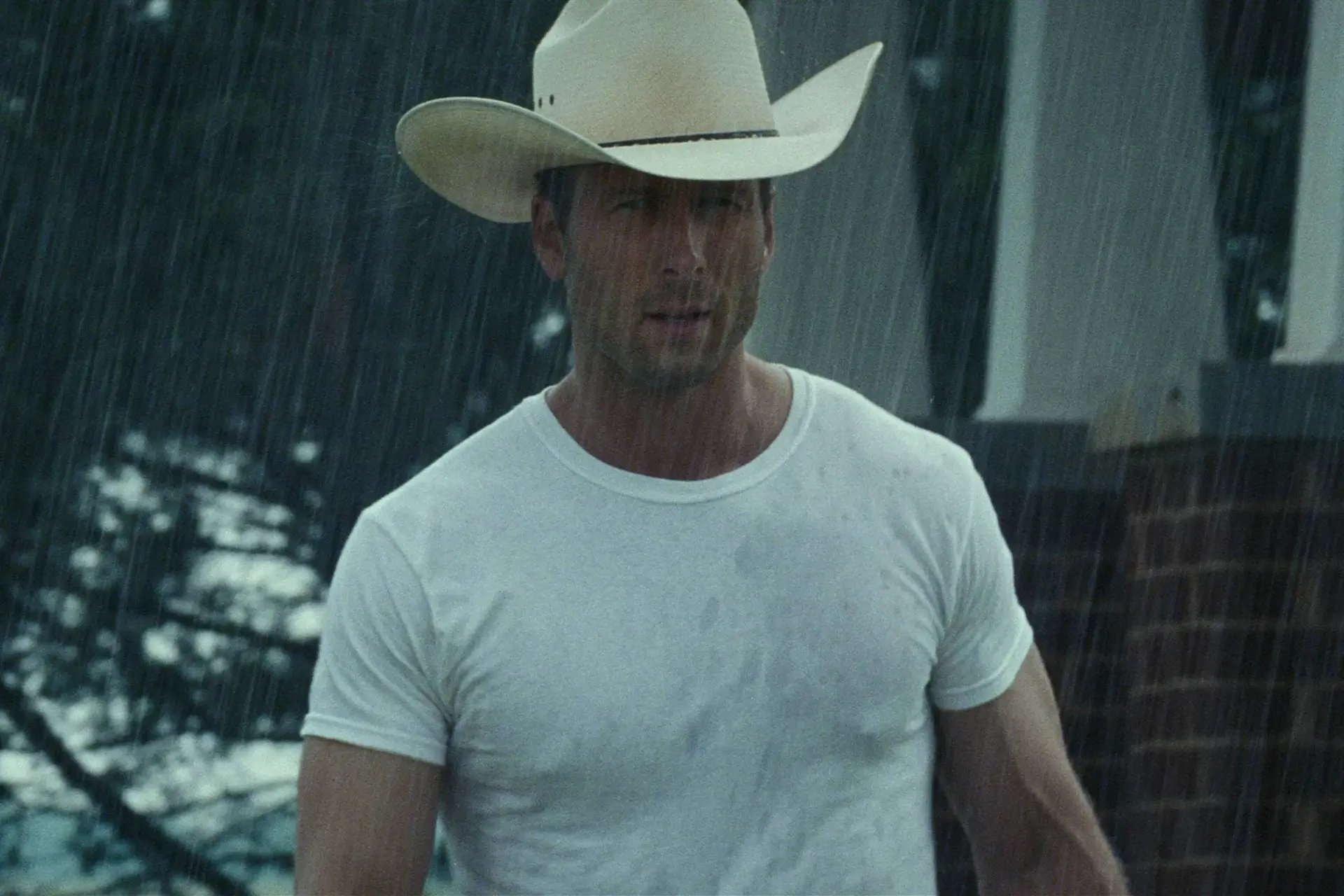 Netflix werkt aan waargebeurde dramafilm met Glen Powell, Anthony Mackie en Laura Dern