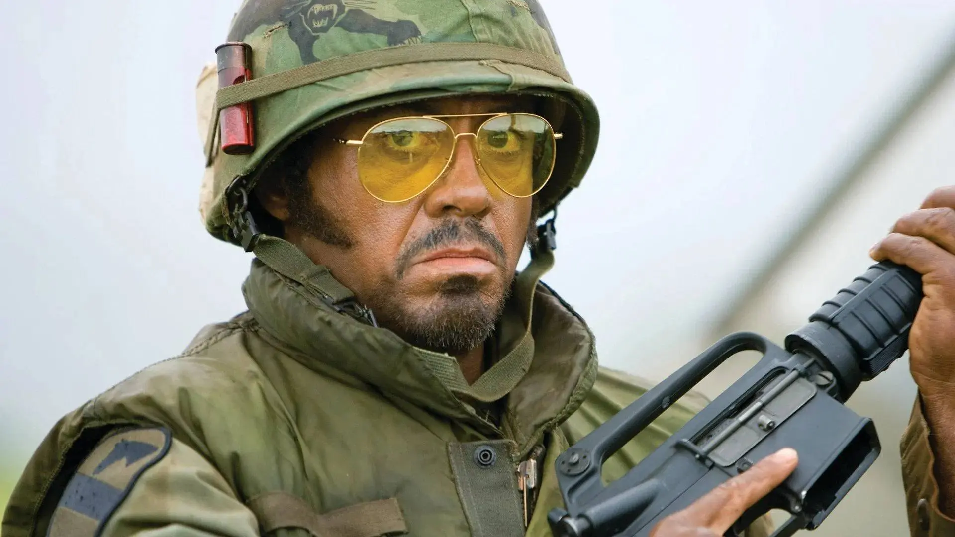 Scherpzinnig, grof en vol satire: absurde komedie met Robert Downey Jr. terug op streaming