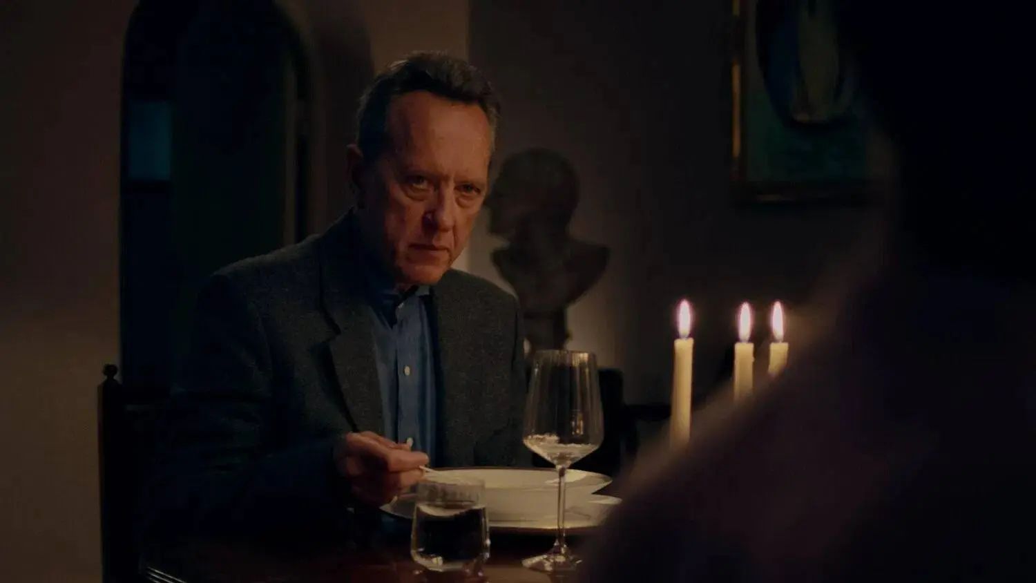 Nieuwe thriller op Netflix met Richard E. Grant valt in de smaak: "enorm van genoten!"