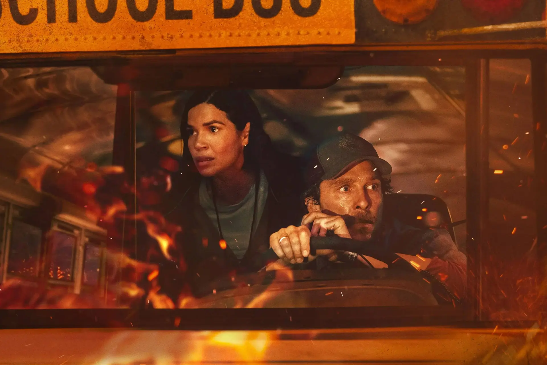 Matthew McConaughey is een heldhaftige buschauffeur in de nieuwe trailer van 'The Lost Bus'