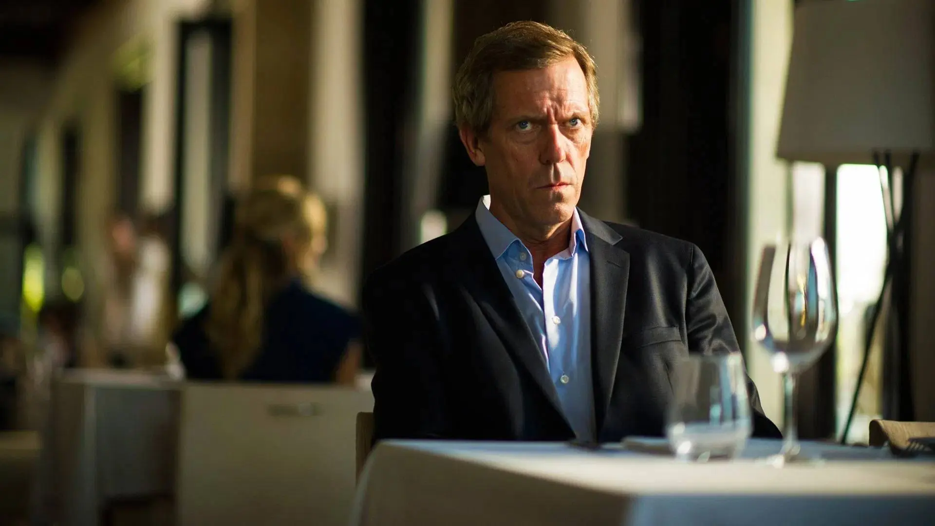 Hugh Laurie is een keiharde wapenhandelaar in deze niet te missen BBC-serie: "Angstaanjagend!"