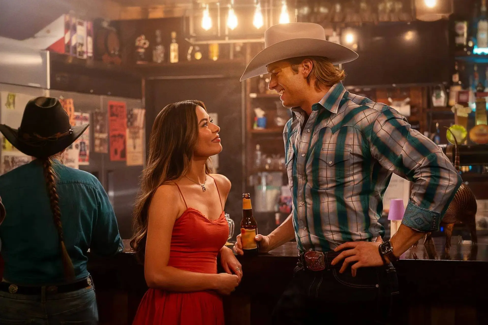 Droomreis naar Frankrijk spat uiteen in nieuwe romantische Netflix-film met Miranda Cosgrove