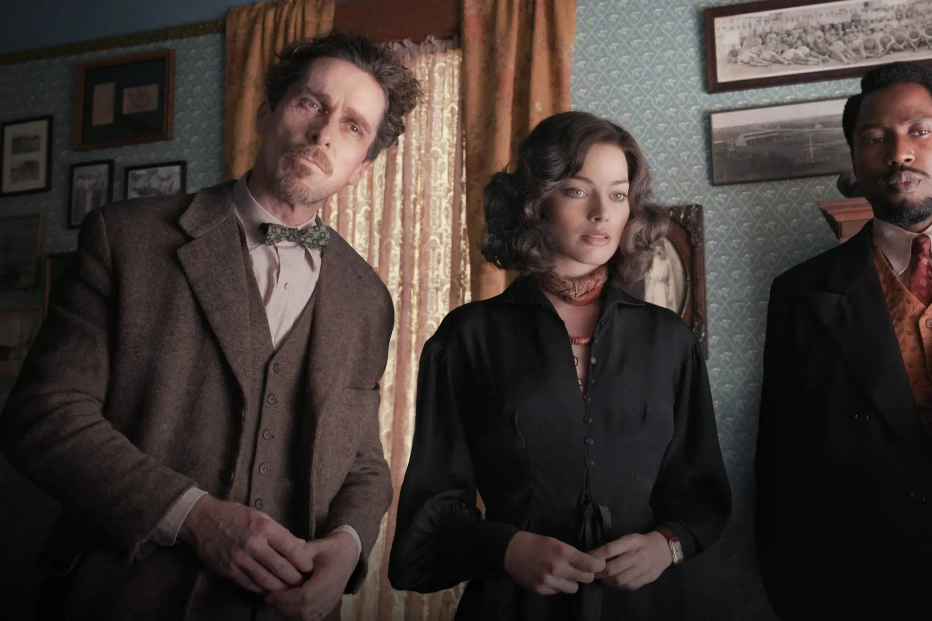 Mysterieuze thriller met Christian Bale, Margot Robbie en Robert De Niro nu te zien op Netflix