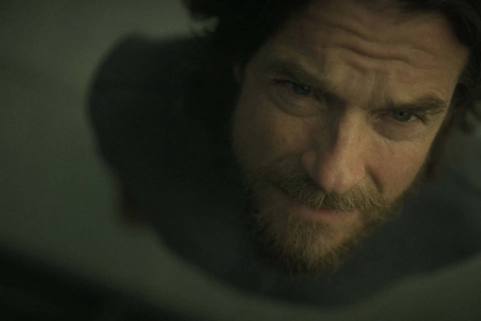 Nieuwe thrillerserie met Jason Bateman en Jude Law vanaf vandaag te zien op Netflix