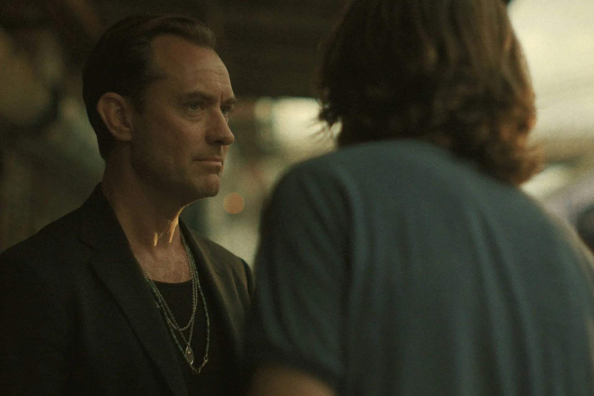 Netflix deelt nieuwe trailer van aankomende thrillersensatie met Jude Law en Jason Bateman