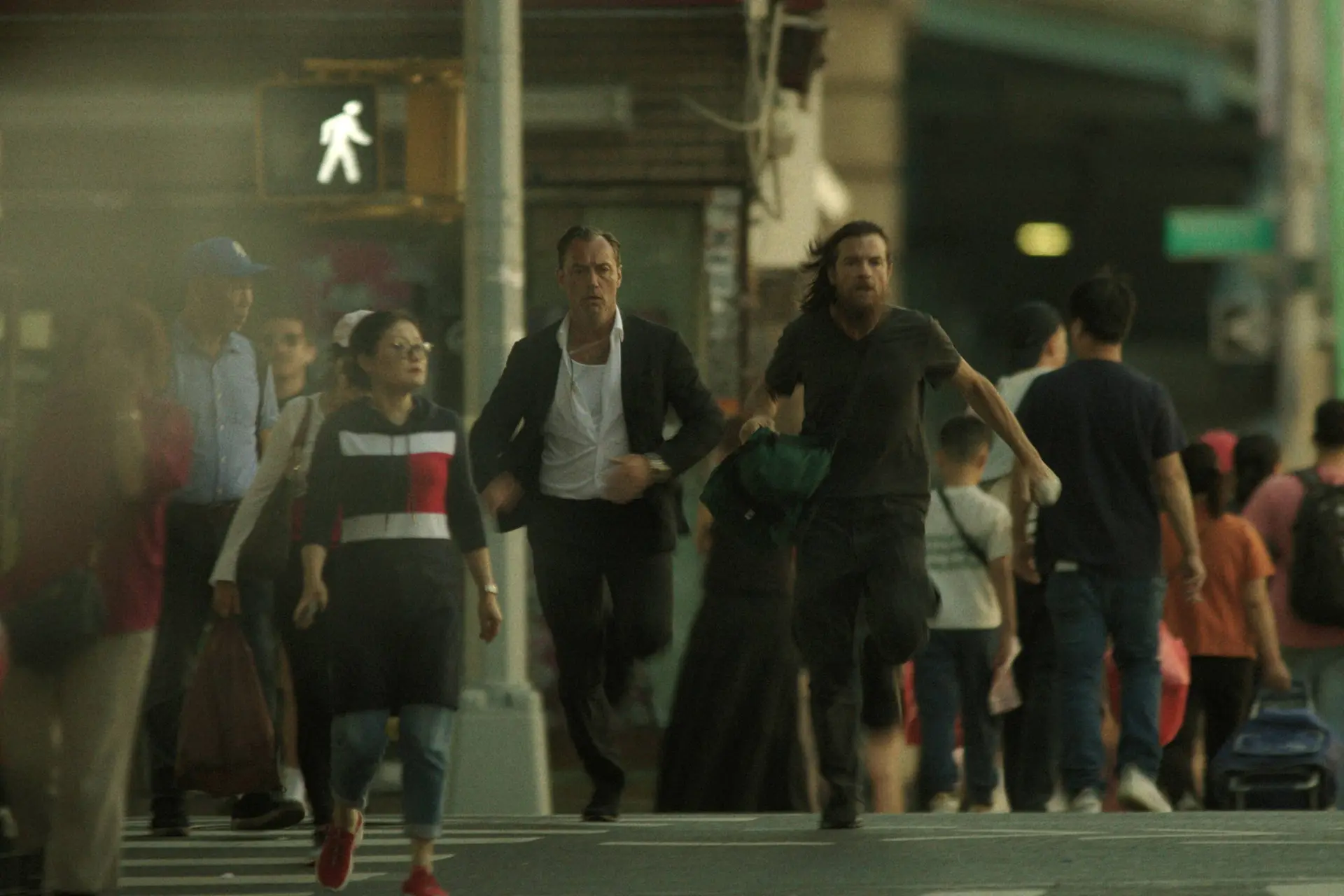 Netflix deelt blik achter de schermen van duistere nieuwe thrillerserie 'Black Rabbit'