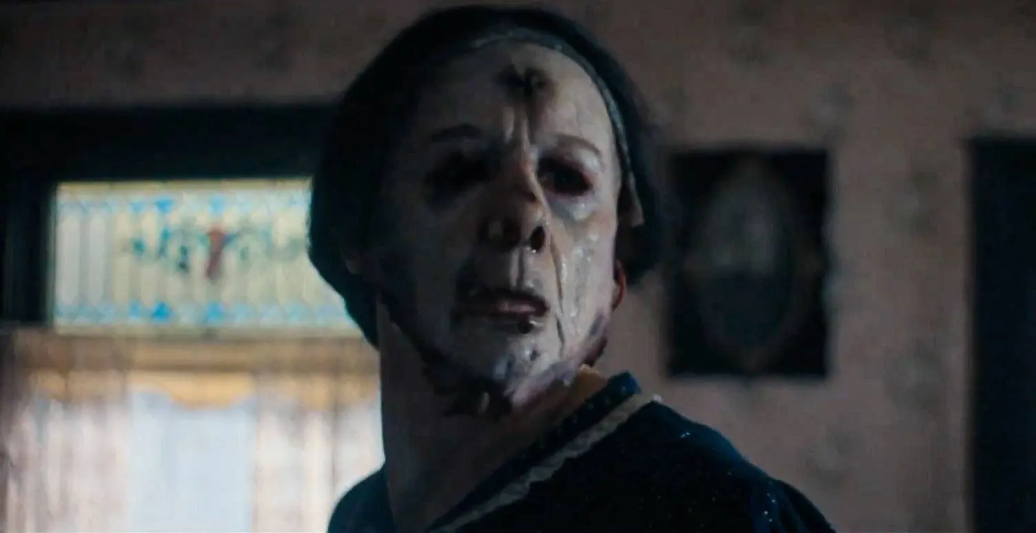 Charlie Hunnam als verknipte moordenaar in eerste trailer van 'Monster: The Ed Gein Story'