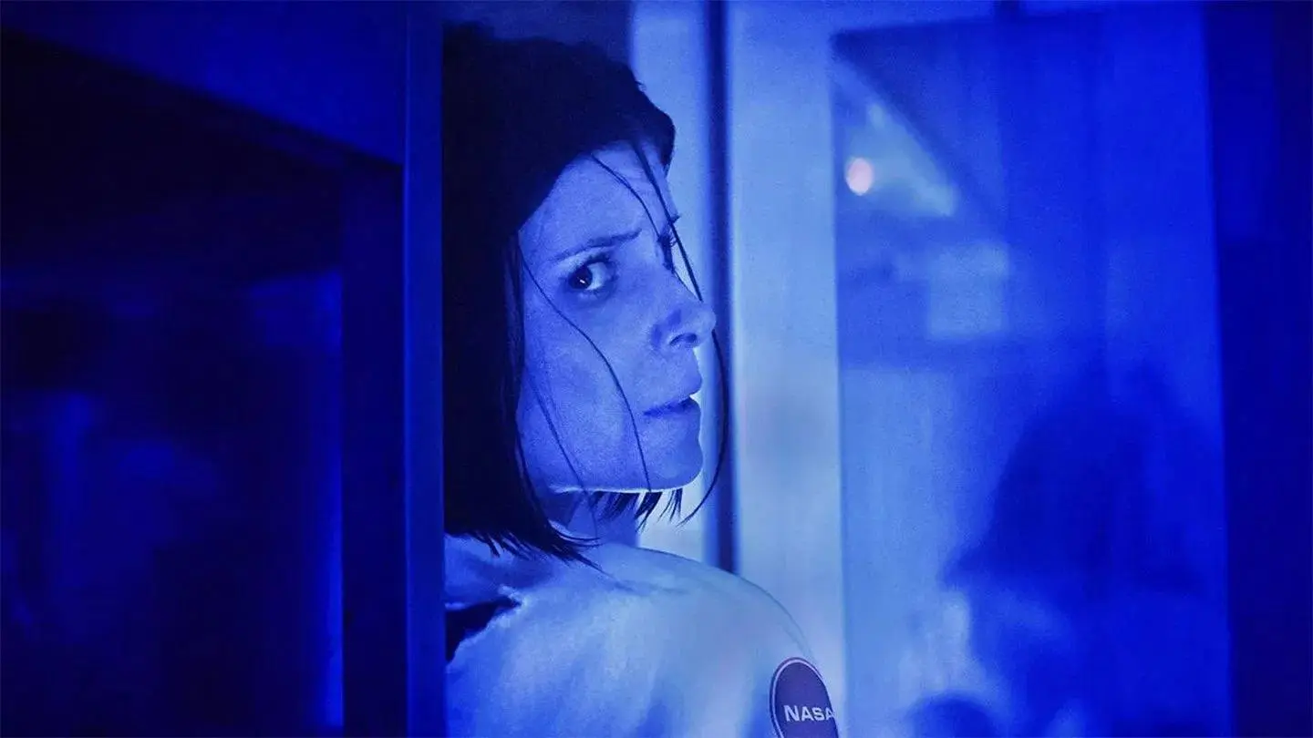 Quarantaine slaat om in een gruwelijke nachtmerrie in de trailer van 'The Astronaut'