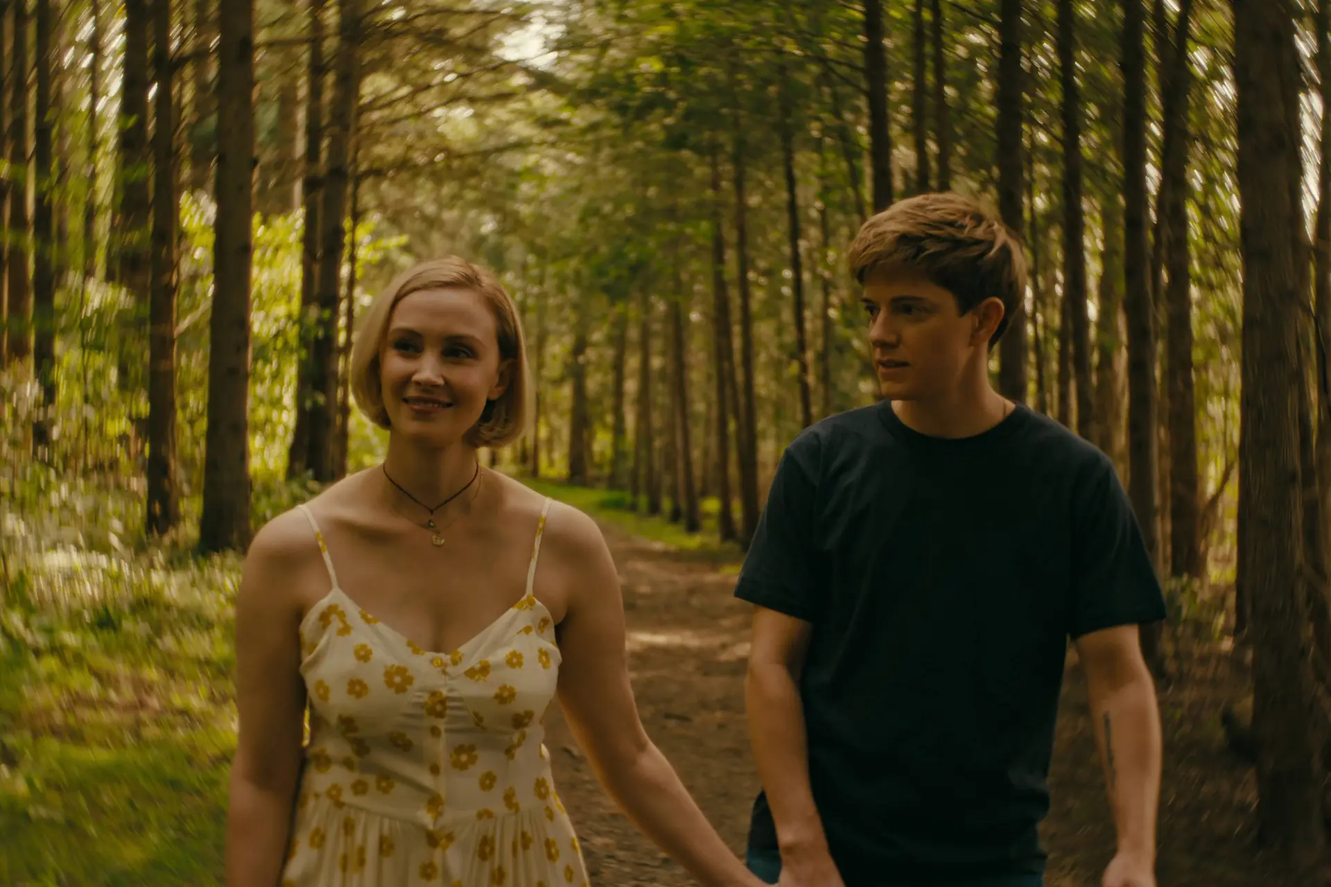 Netflix-kijkers storen zich aan LHBTI-representatie in nieuwe serie: "Woke-gedoe wordt erger!"
