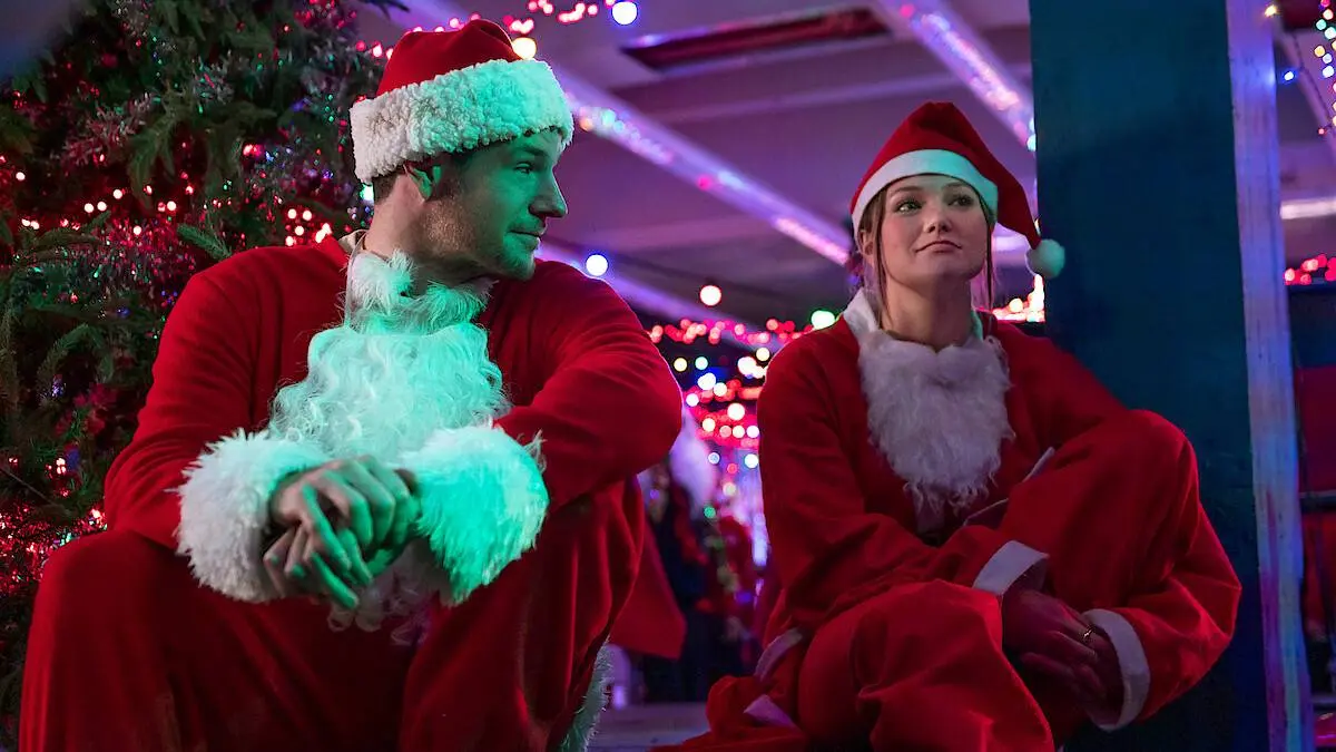 Sophia Martin pleegt een overval in de officiële trailer van 'Jingle Bell Heist'
