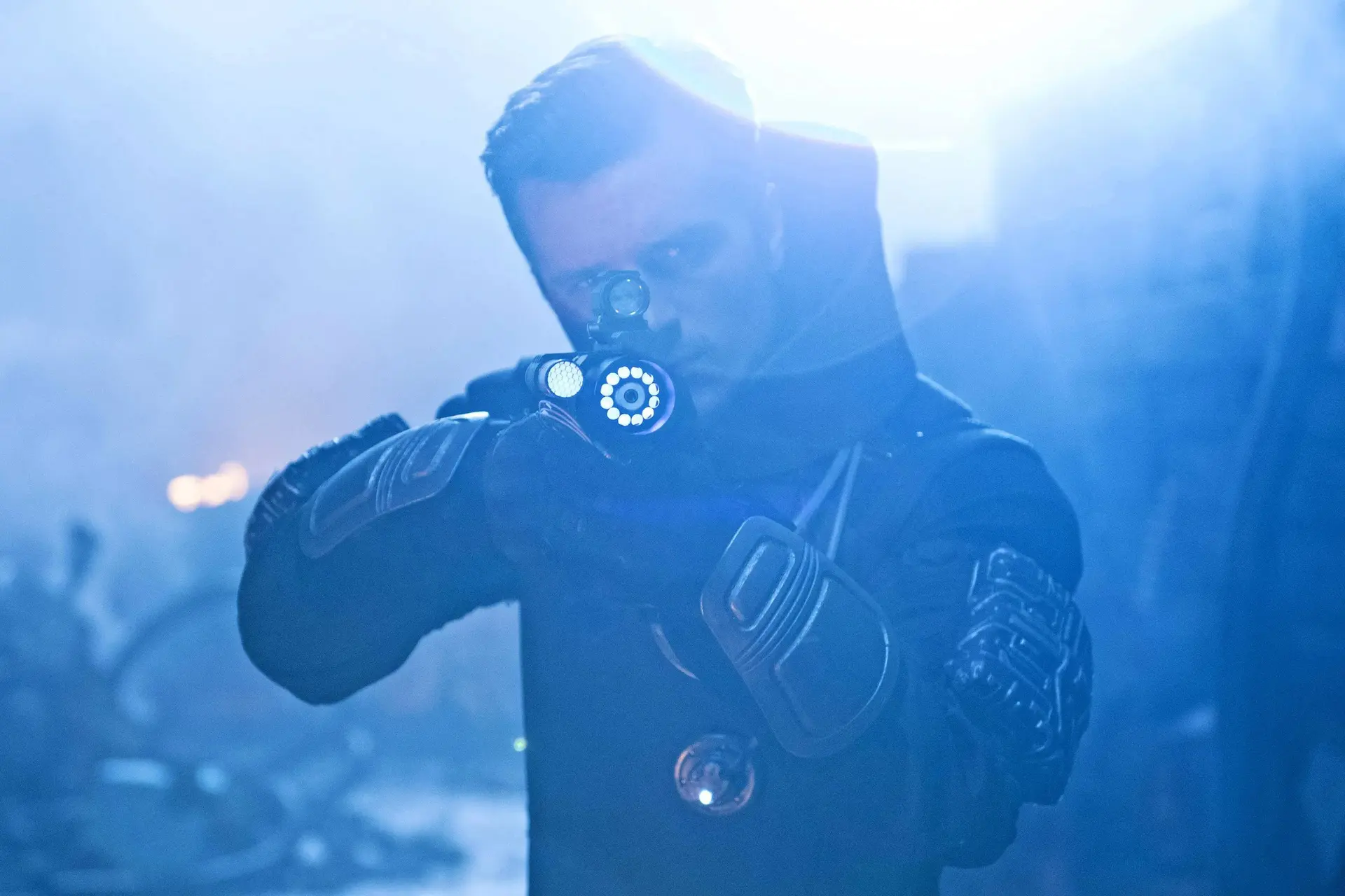 Absurde sci-fi-serie met Josh Hutcherson komt naar Netflix: "een feest om te kijken!"