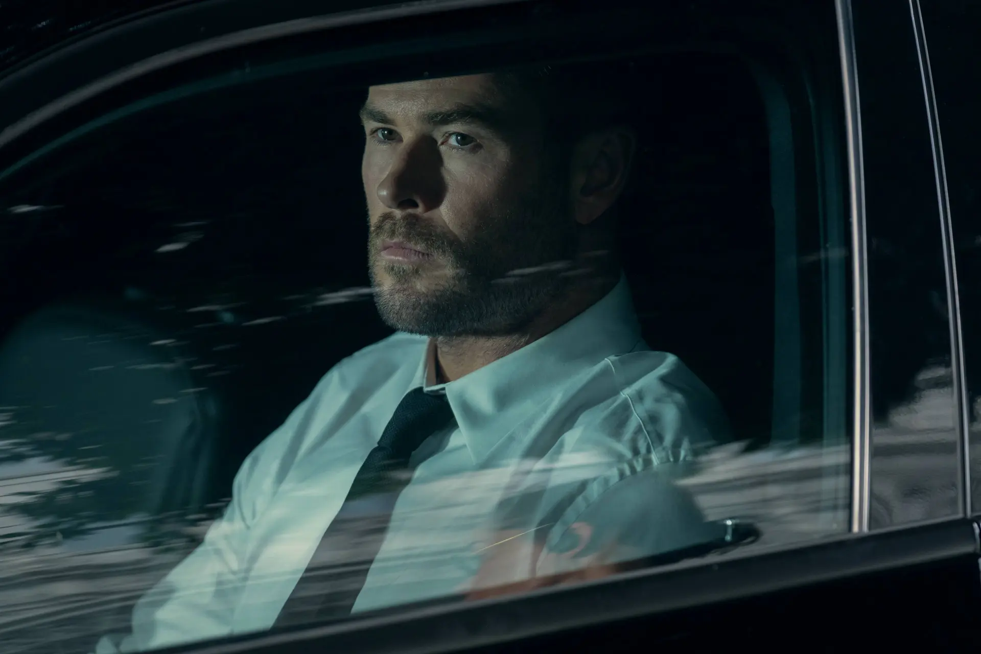 Mark Ruffalo zit Chris Hemsworth op de hielen in de officiële trailer van 'Crime 101'