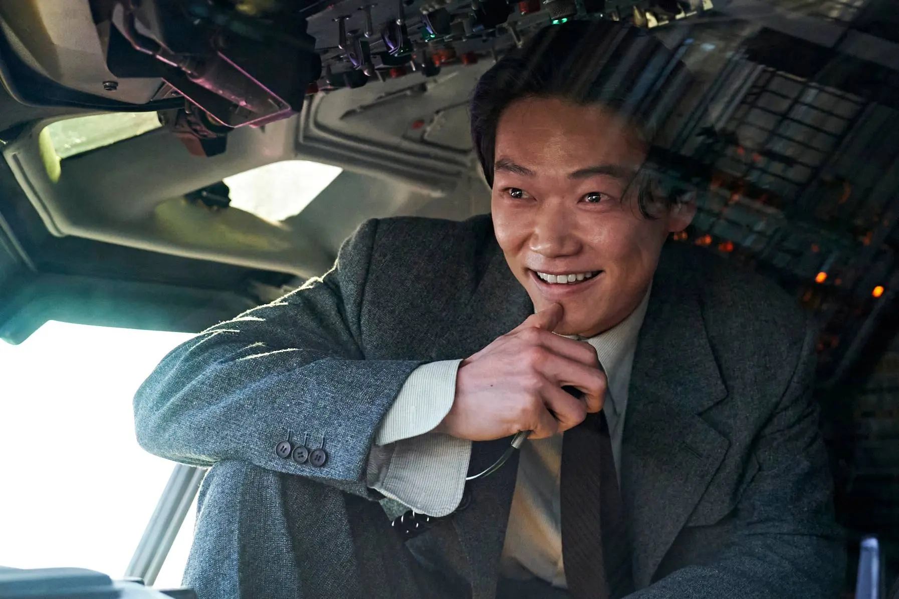 Recensie: 'Good News' – Humor, spanning en geopolitieke gekte in één cockpit