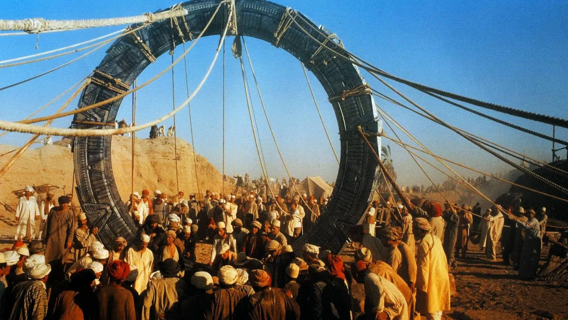 Prime Video kondigt nieuwe 'Stargate'-serie aan onder leiding van oud-schrijver Martin Gero