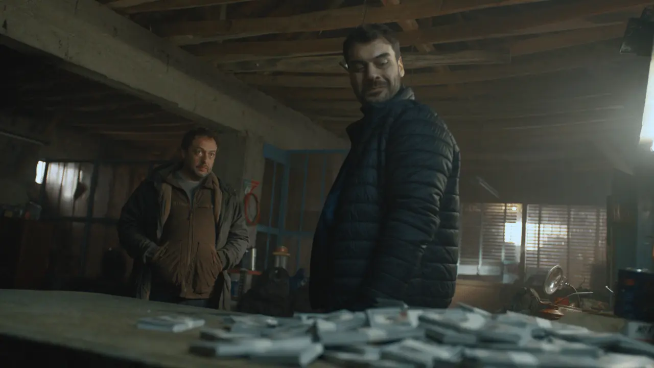 Netflix onthult officiële trailer van gloednieuwe misdaadserie 'The Town'