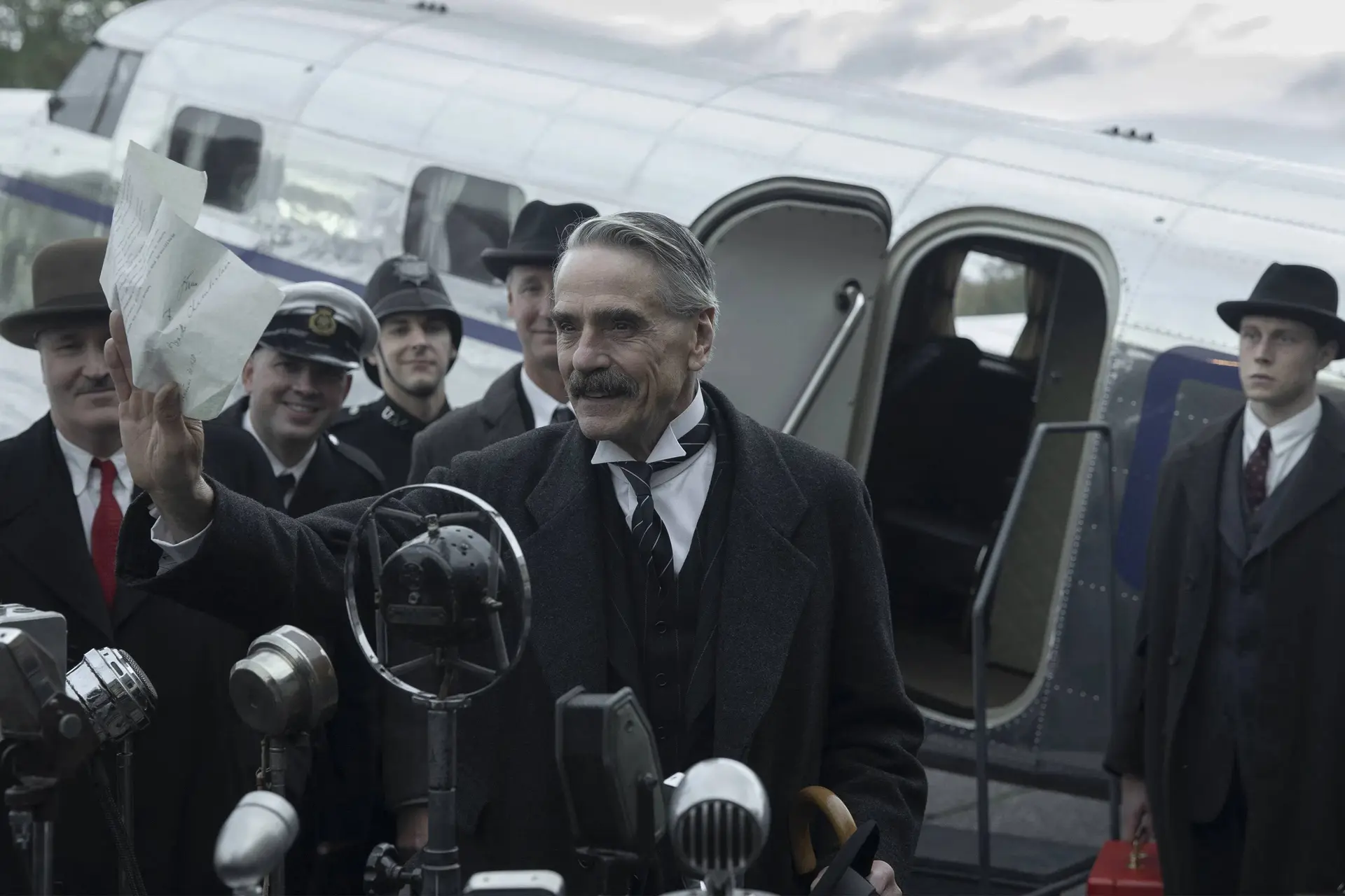 Jeremy Irons maakt indruk met deze zéér spannende Netflix-thriller: "écht geweldig!"