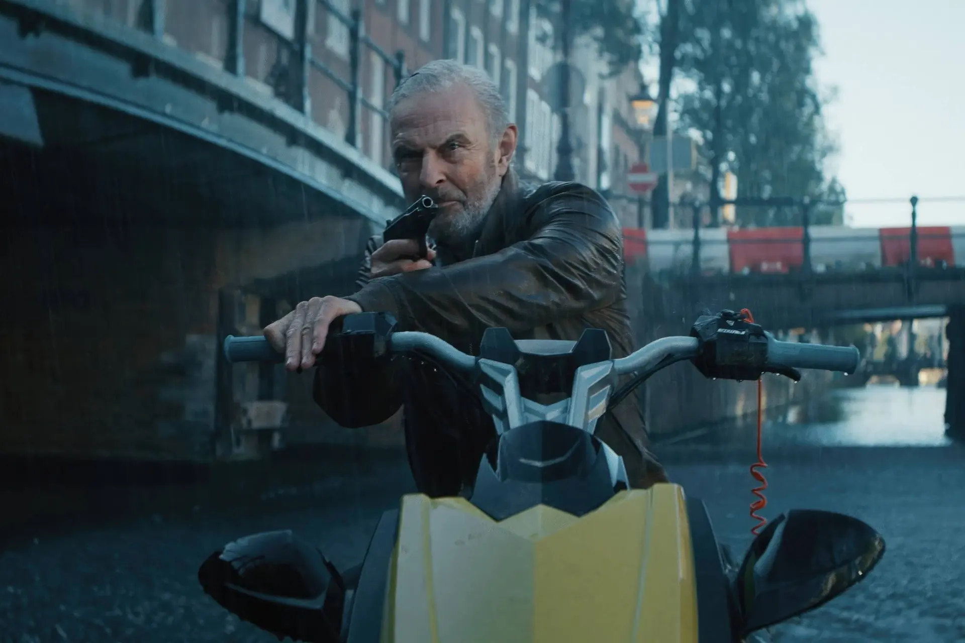 Dick Maas gooit alle remmen los met nieuwe explosieve trailer van 'Amsterdamned II'