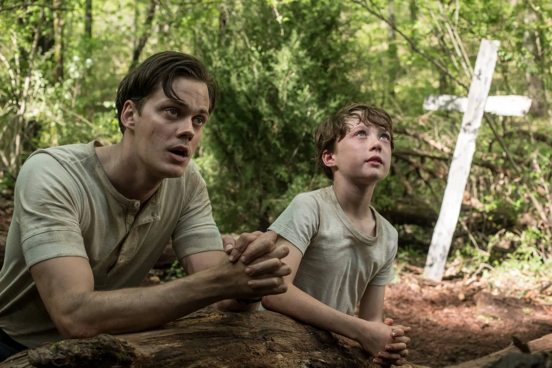 Netflix-kijkers diep onder de indruk van duistere thriller met Tom Holland én Bill Skarsgård