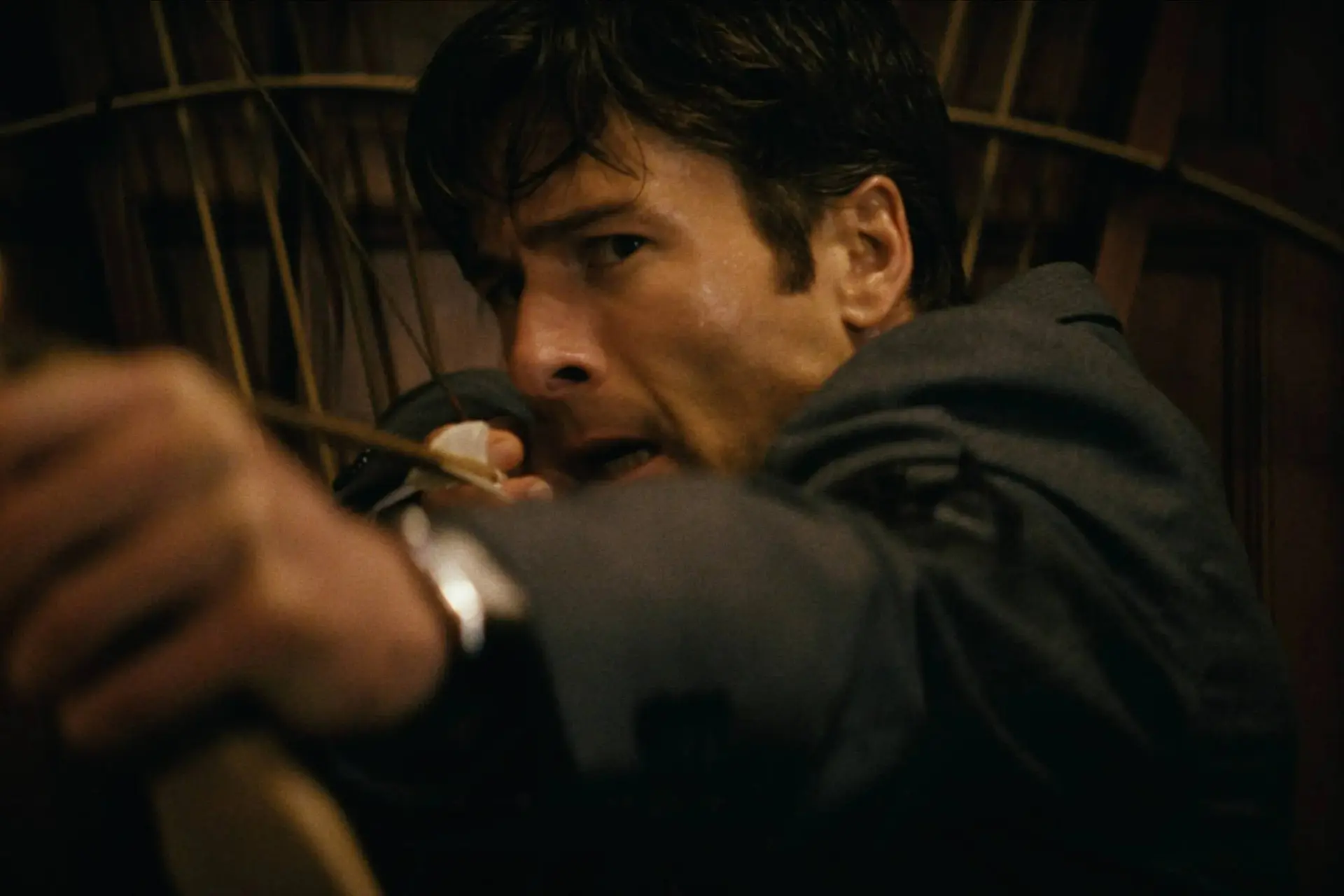 Glen Powell jaagt op een erfenis in de officiële trailer van 'How to Make a Killing'
