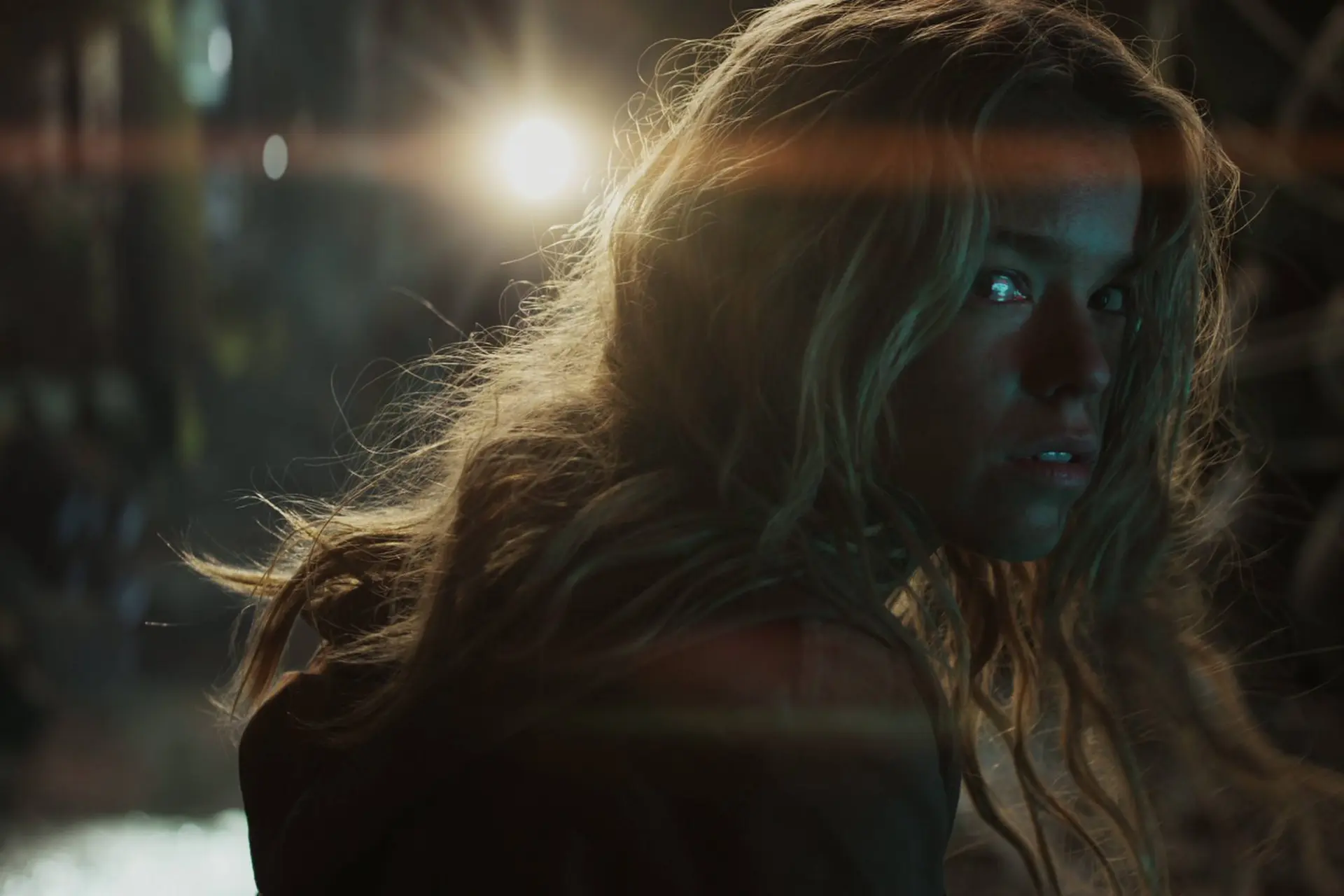 DC Studios deelt explosieve eerste trailer van 'Supergirl' met Milly Alcock