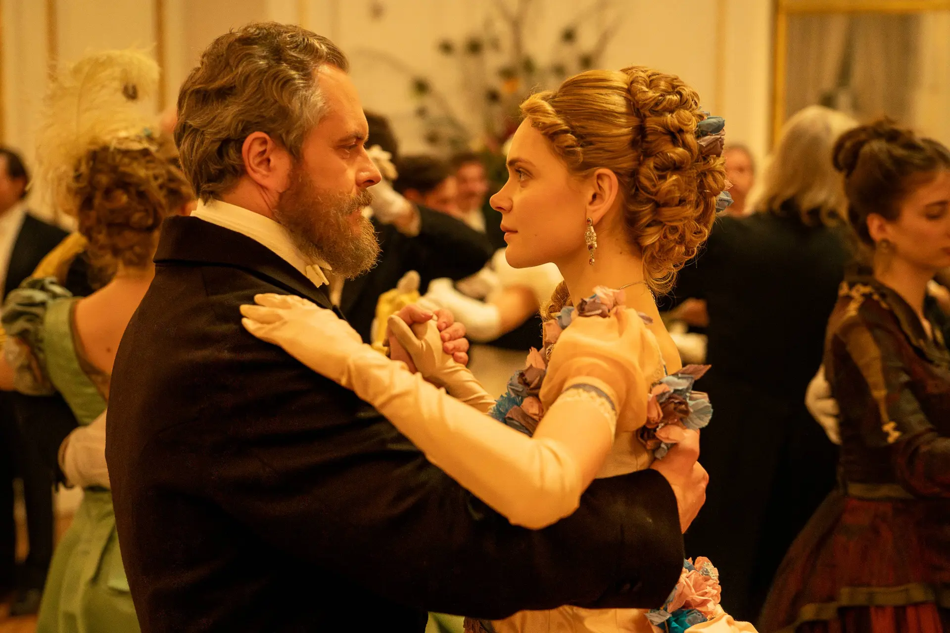 Netflix deelt eerste betoverende blik op nieuwe historische dramaserie 'The Doll'