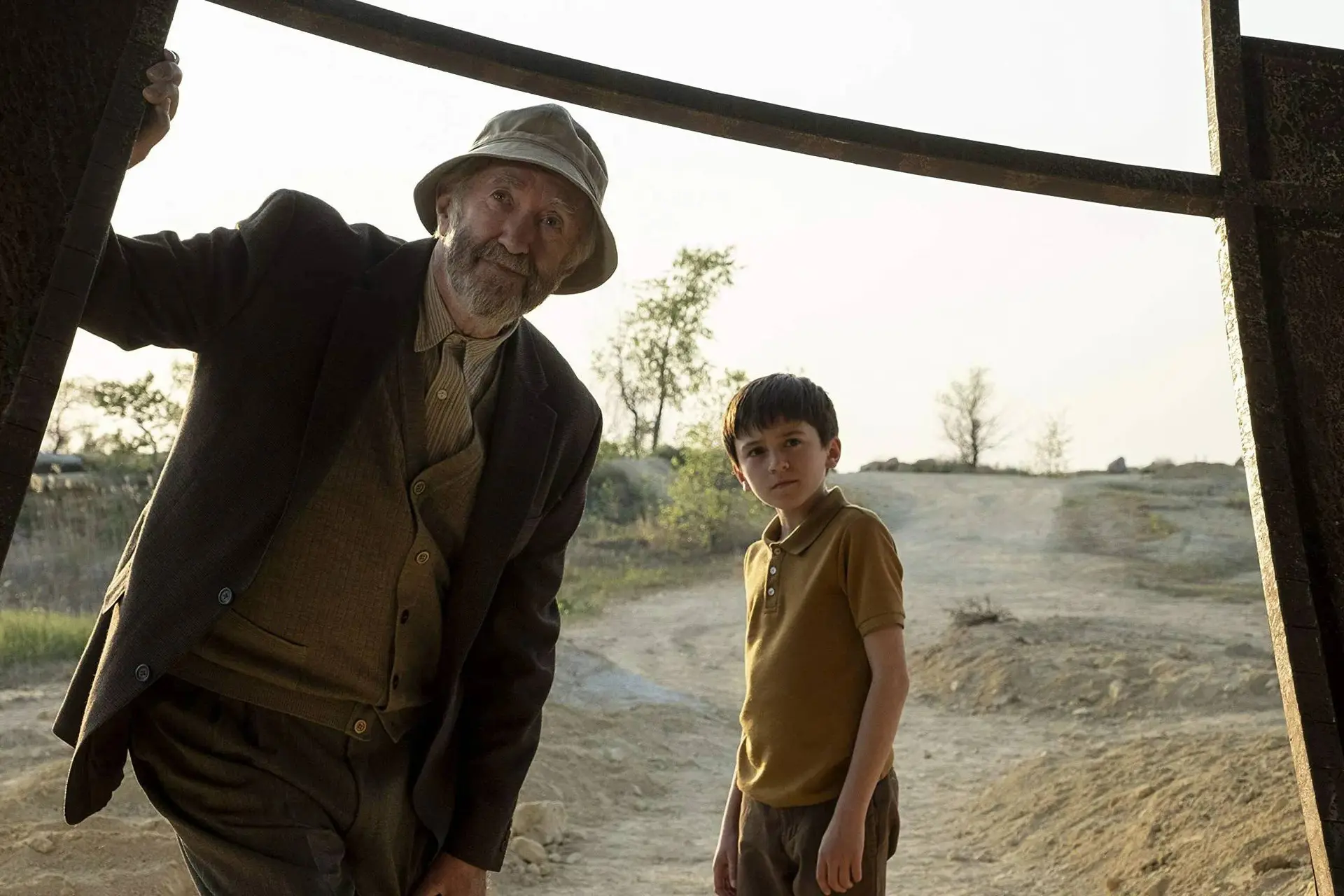 Deze sci-fi-serie met Jonathan Pryce is dé perfecte binge-watch: "Ontroerend!"