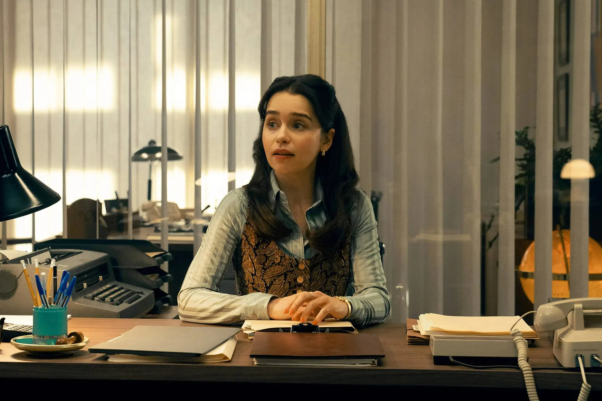Zéér hoge scores en lovende reacties voor nieuwe spionageserie met Emilia Clarke