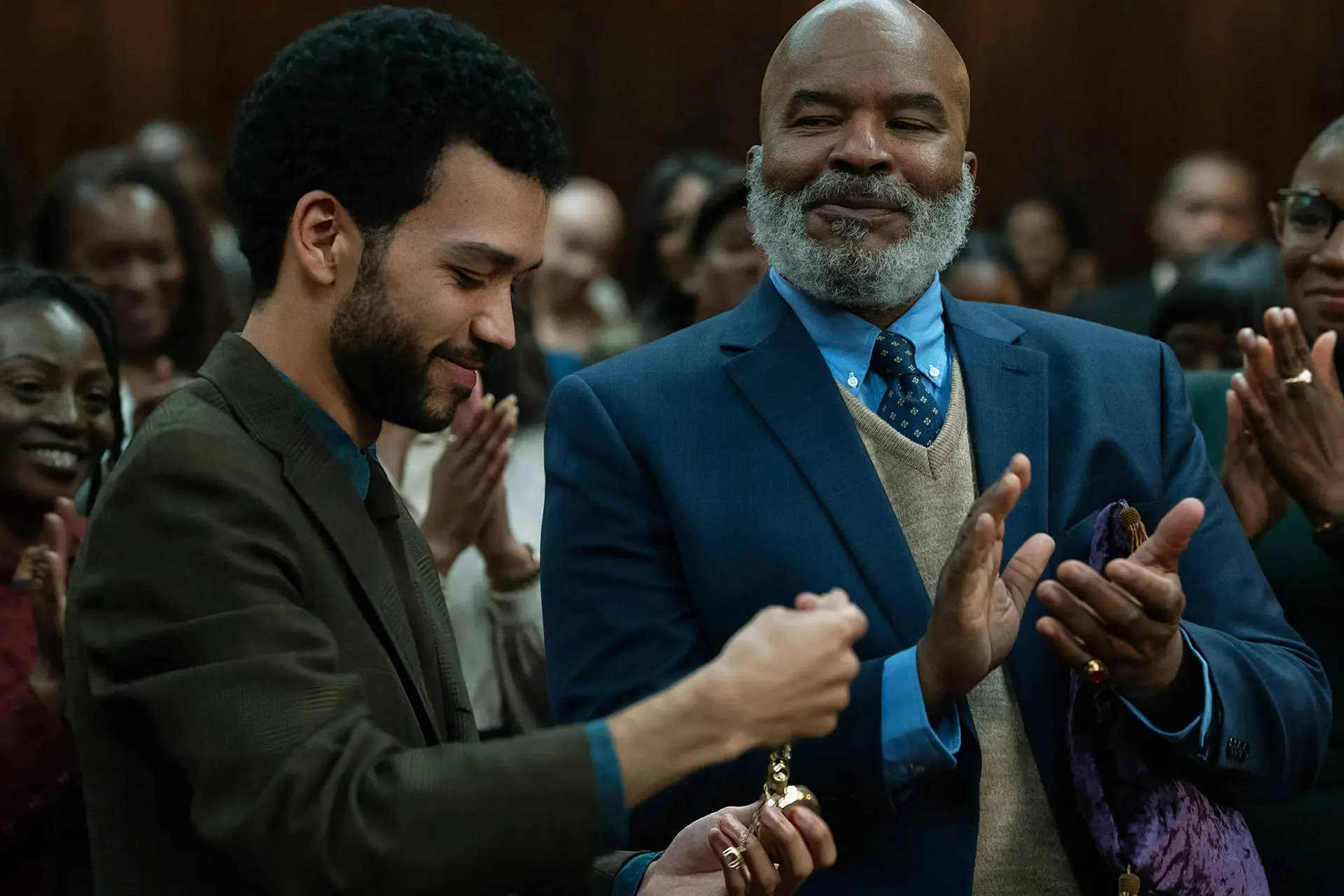 Opvallende fantasyfilm met 'I Saw the TV Glow'-acteur nu te zien op Netflix
