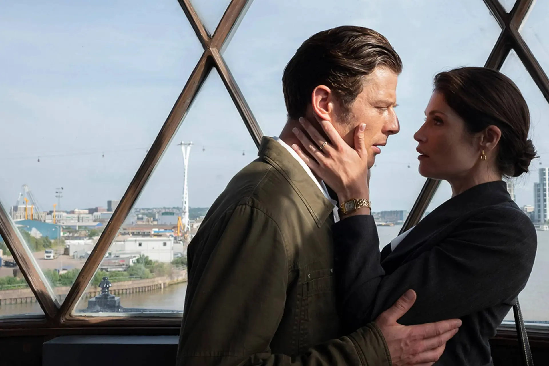 Mysterieus drama met James Norton als meesteroplichter nu te zien op Netflix