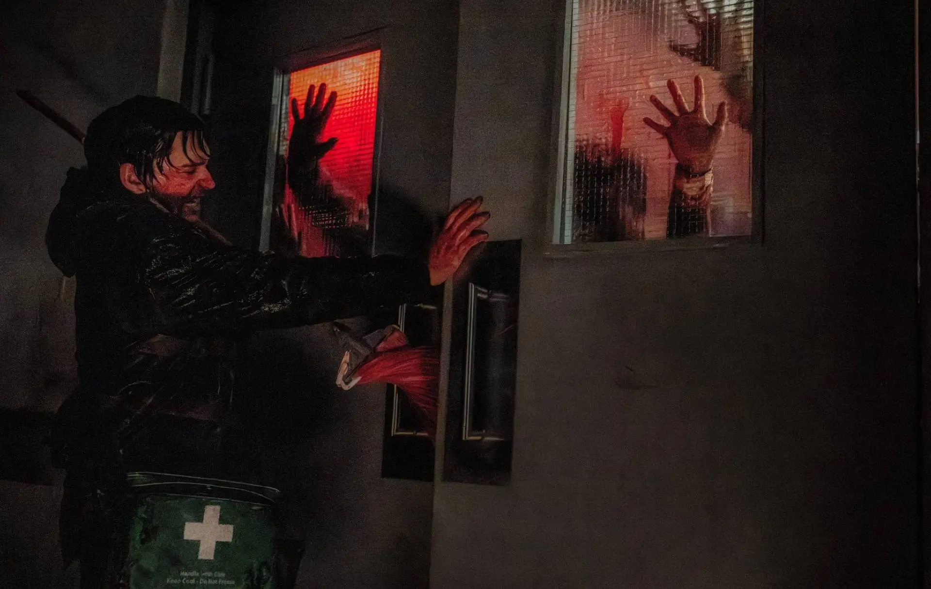 'Weapons'-maker Zach Cregger deelt eerste trailer van nieuwe 'Resident Evil'-film